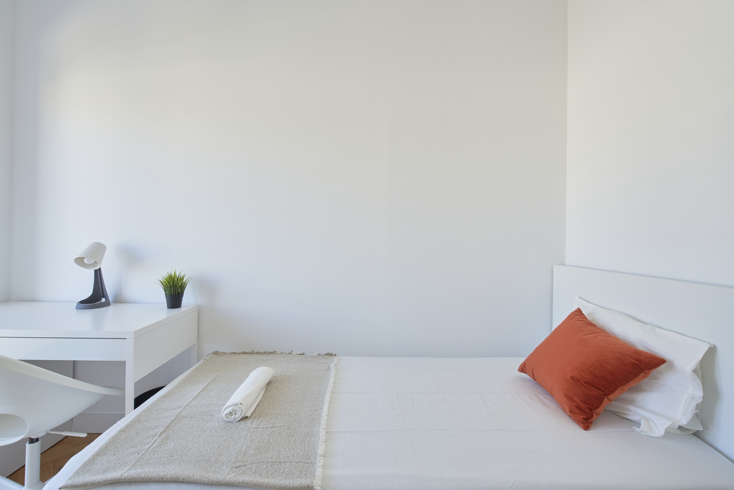 Cozy Room 4 with Natural Light em Bairro de São Miguel, lisboa – foto 3 de 27