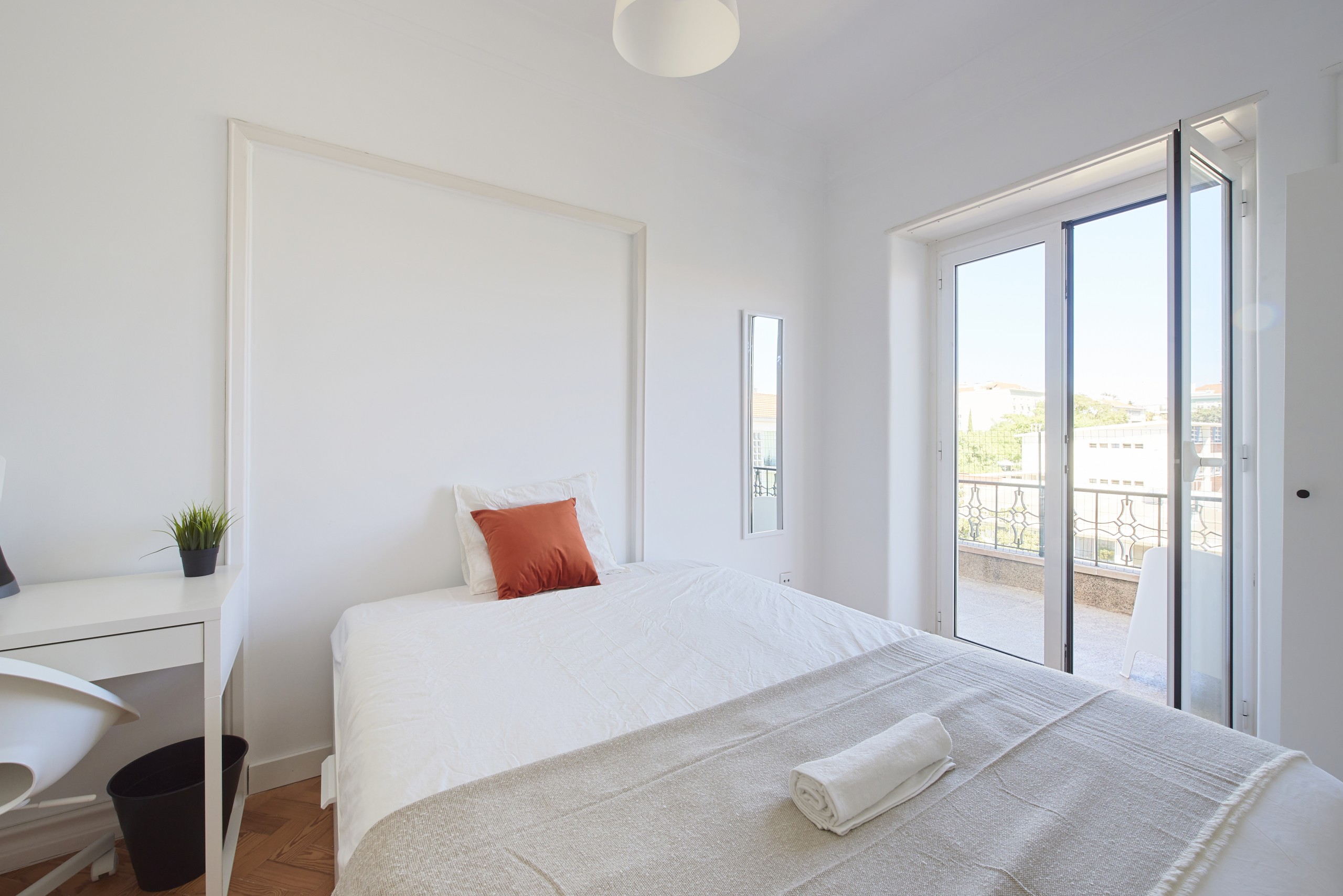 Luminous Room 2 with Work & Bed em Bairro de São Miguel, lisboa – foto 5 de 28