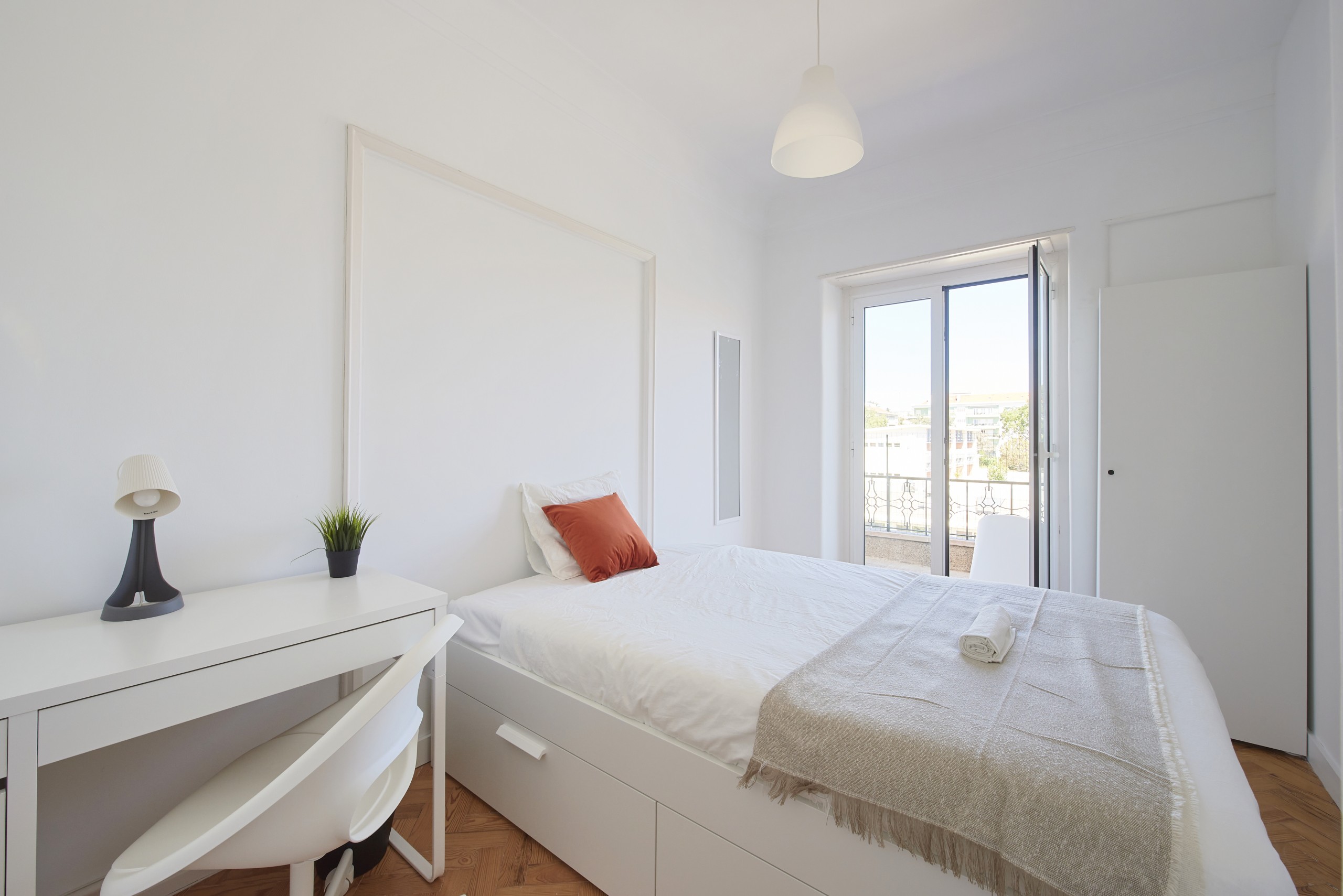 Luminous Room 2 with Work & Bed em lisboa – foto 1 de 8