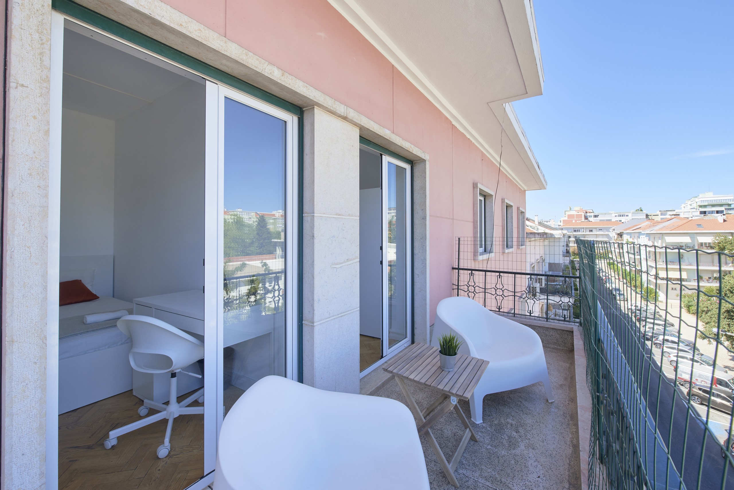 Sunny Single Furnished Room 3 em Bairro de São Miguel, lisboa – foto 4 de 25