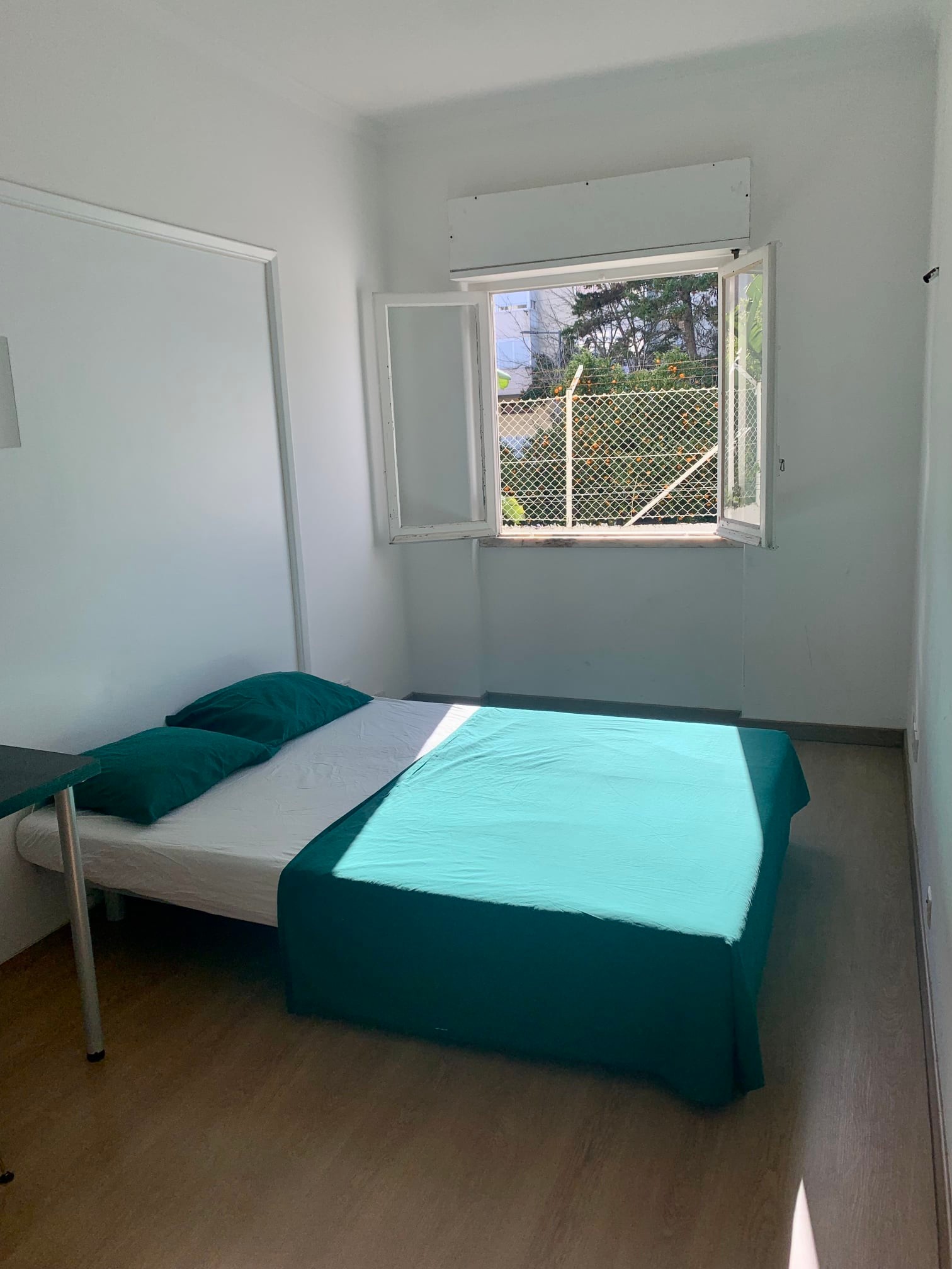 Sunny Double Room 2 with Desk (new) em São Domingos de Benfica, lisboa – foto 1 de 12