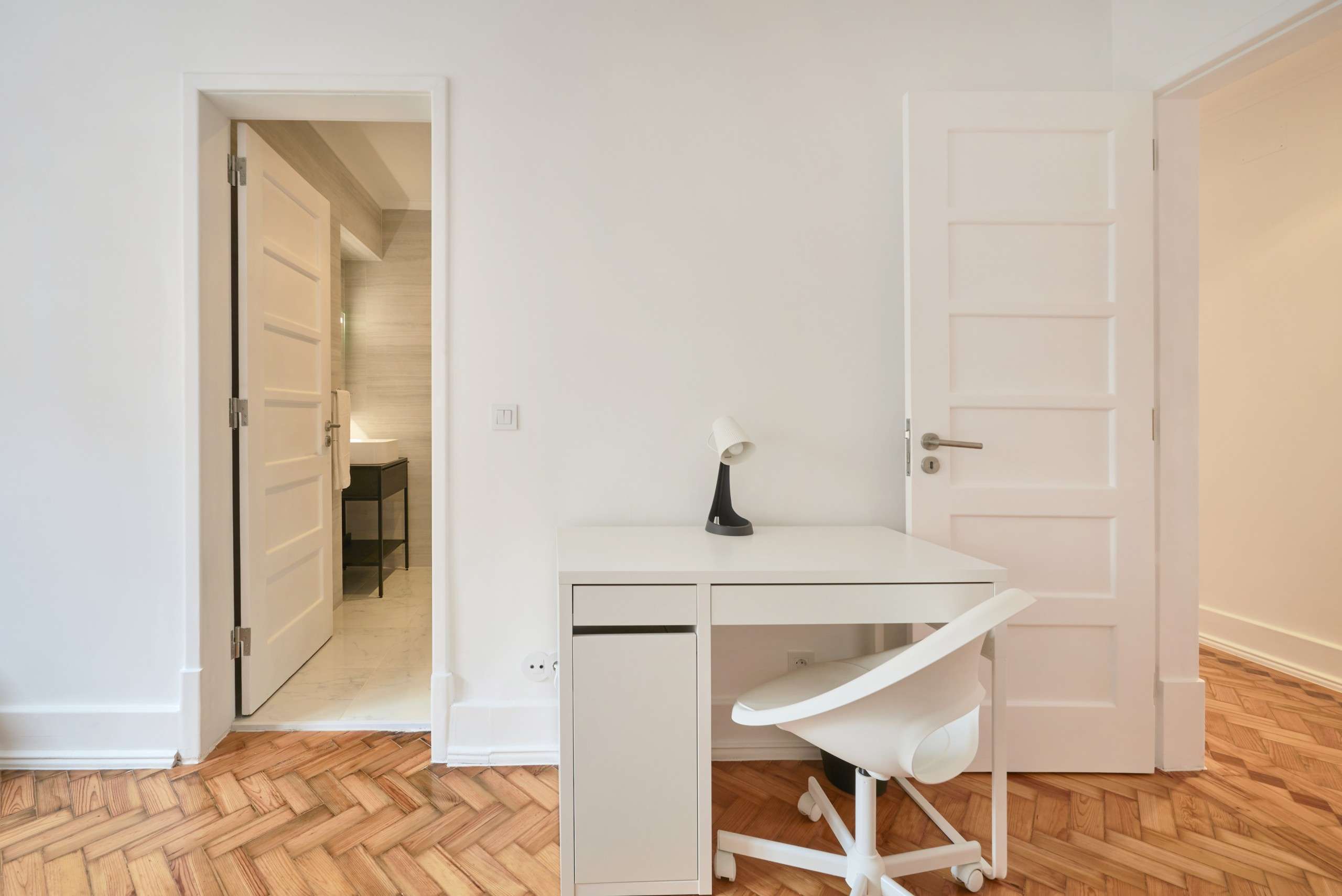 Sunny Room 6 with Private Bath & Window em Campo de Ourique, lisboa – foto 4 de 22