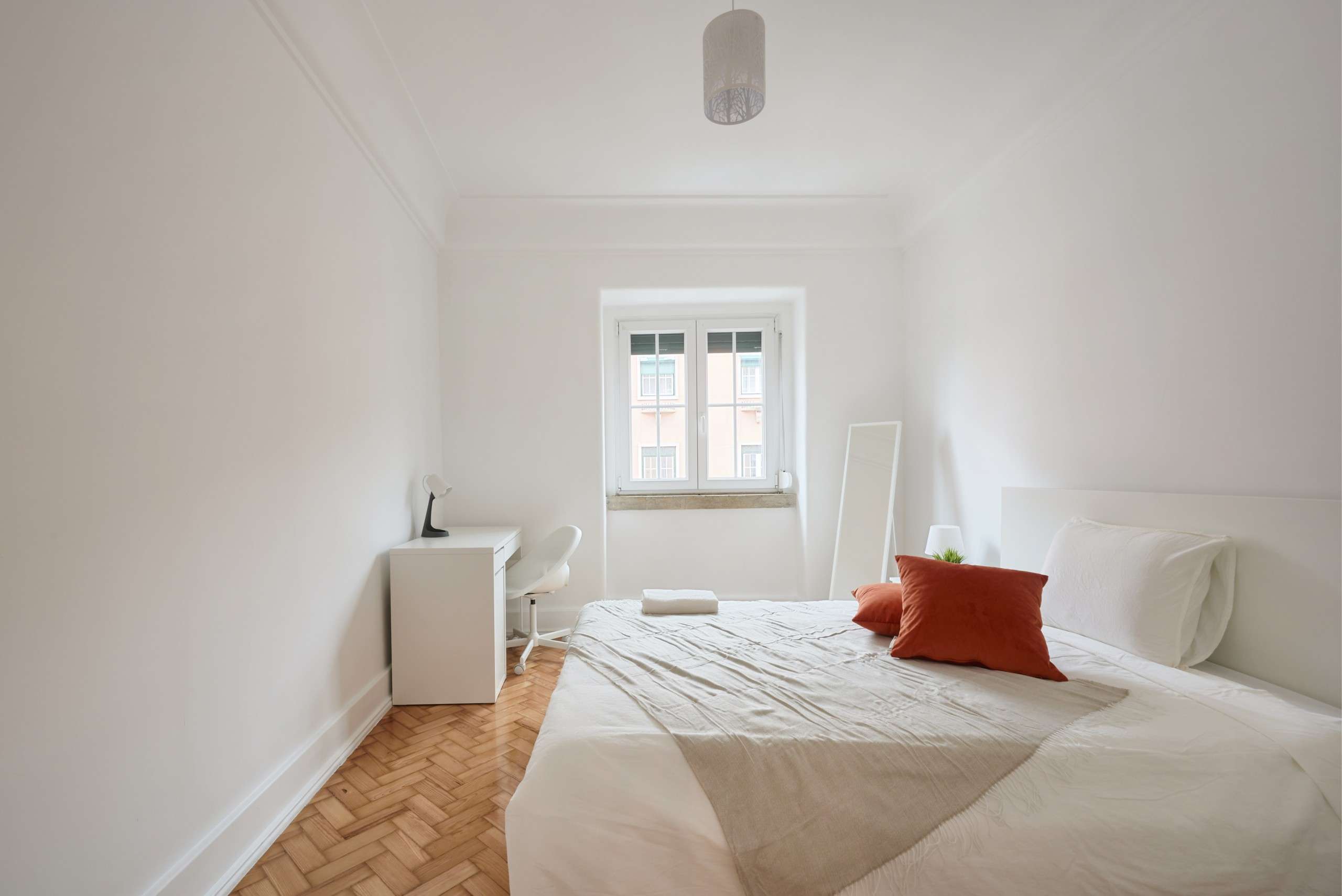Sunlit Double Room 5 with Desk em Campo de Ourique, lisboa – foto 3 de 19