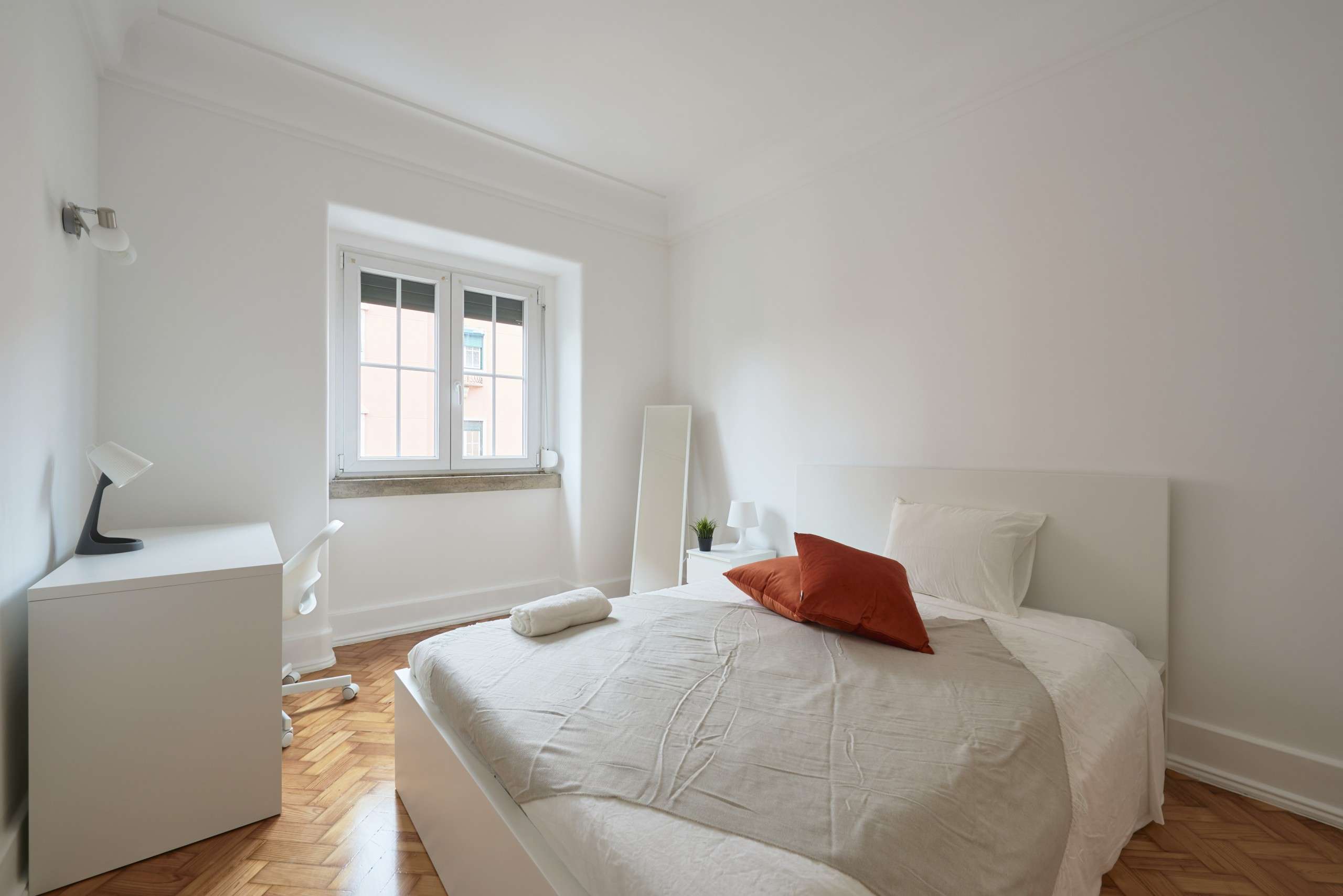 Comfortable Double Room 4 & Wardrobe em Campo de Ourique, lisboa – foto 3 de 20