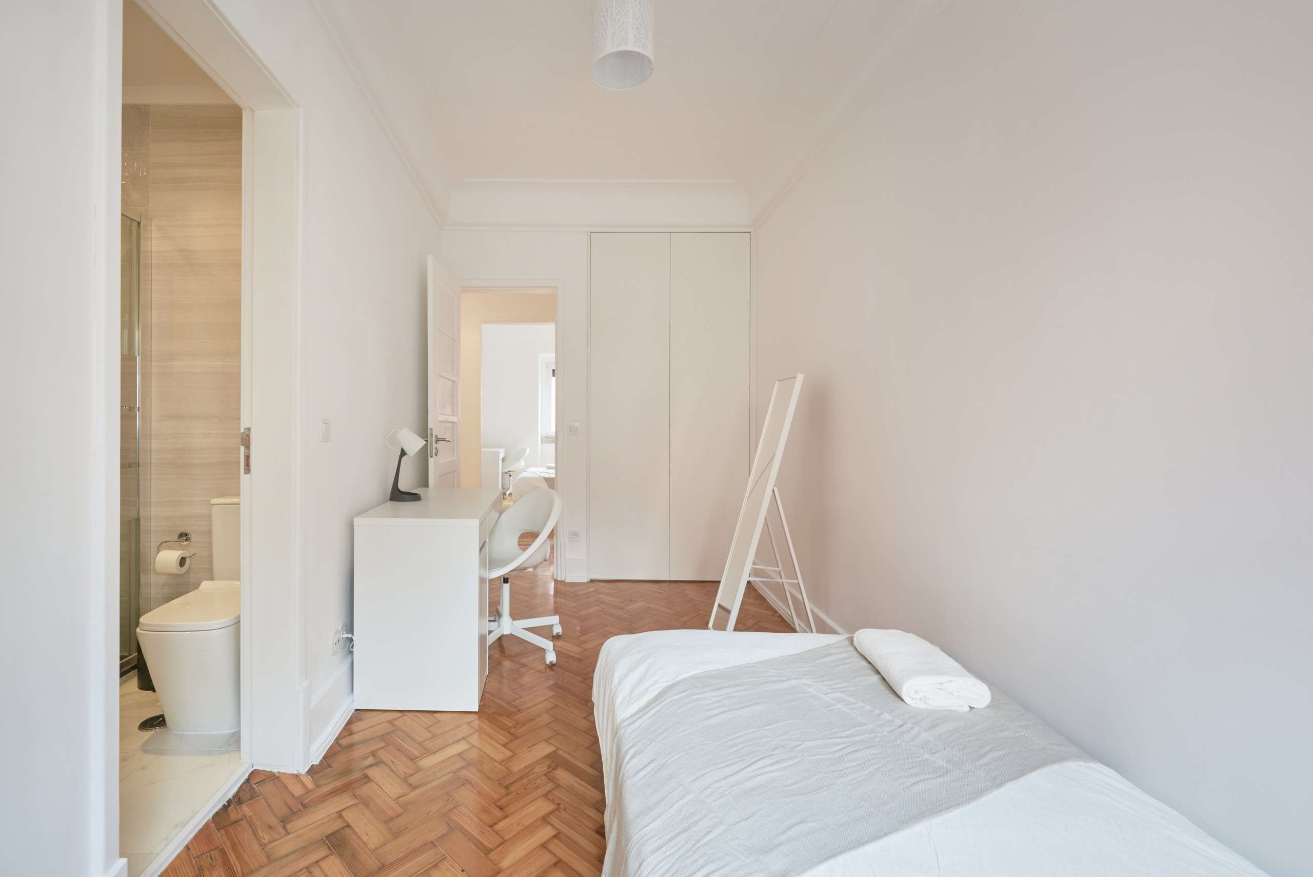 Sunny Room 6 with Private Bath & Window em Campo de Ourique, lisboa – foto 3 de 22
