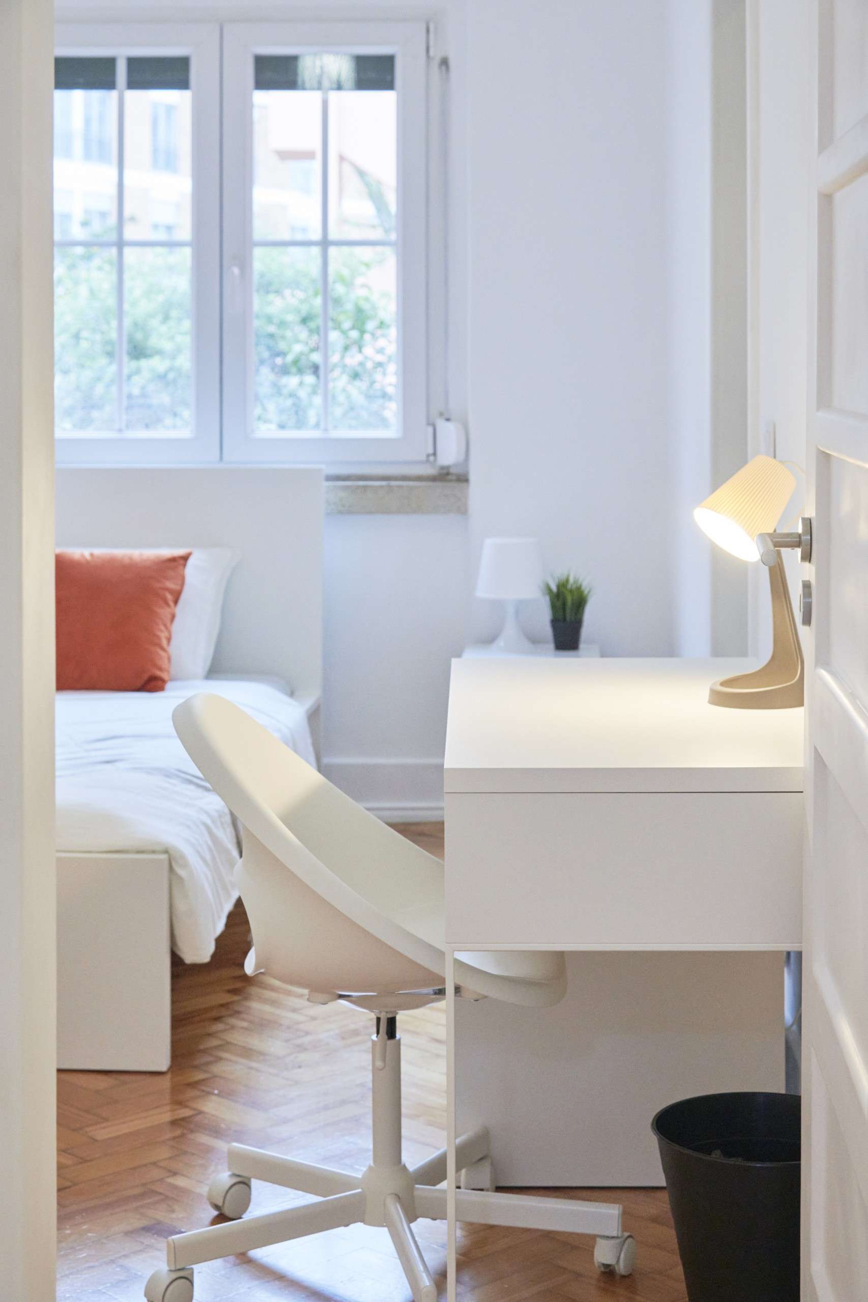 Sunny Room 6 with Private Bath & Window em Campo de Ourique, lisboa – foto 2 de 22