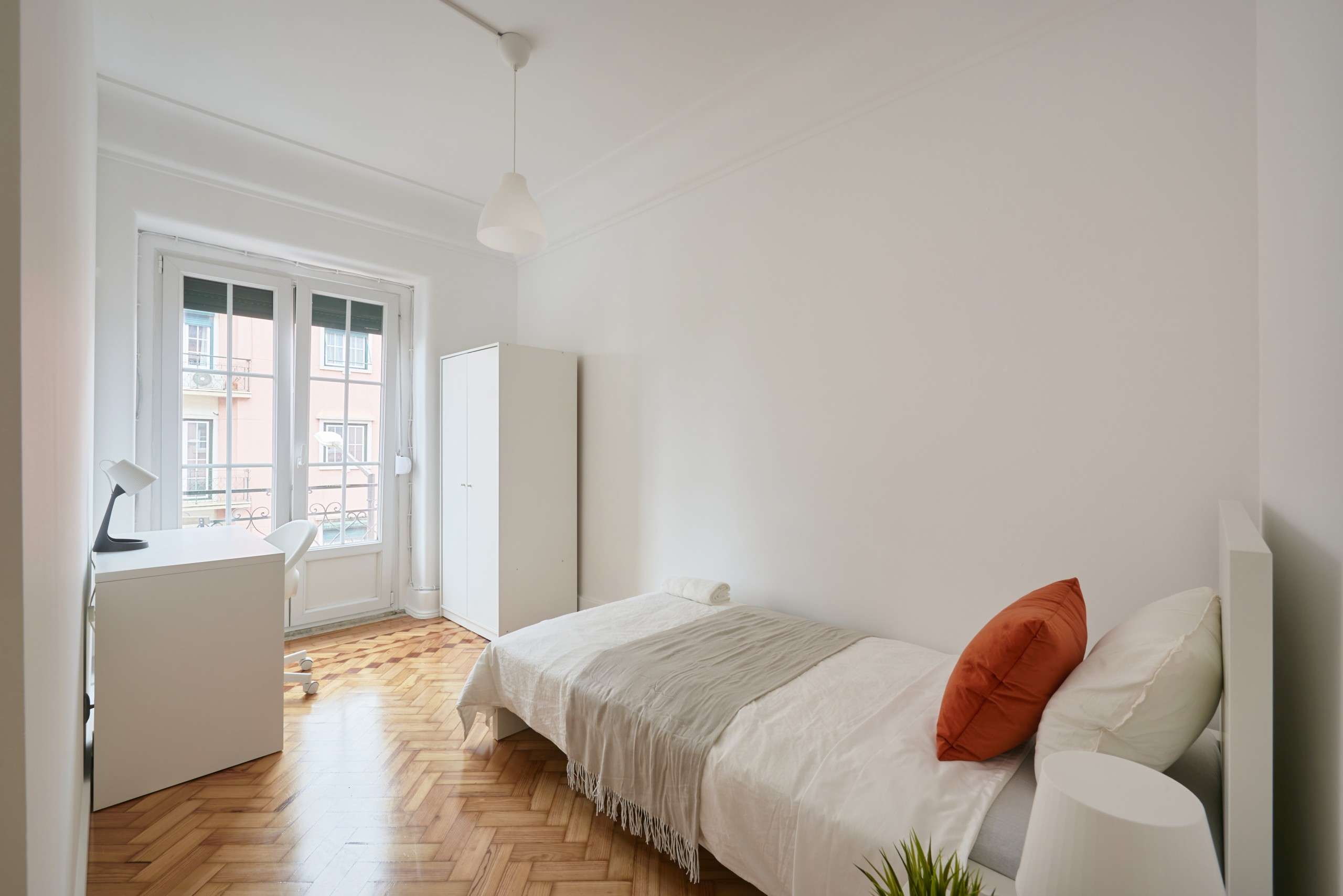 Well-lit Room 3 for Study & Rest em lisboa – foto 1 de 3
