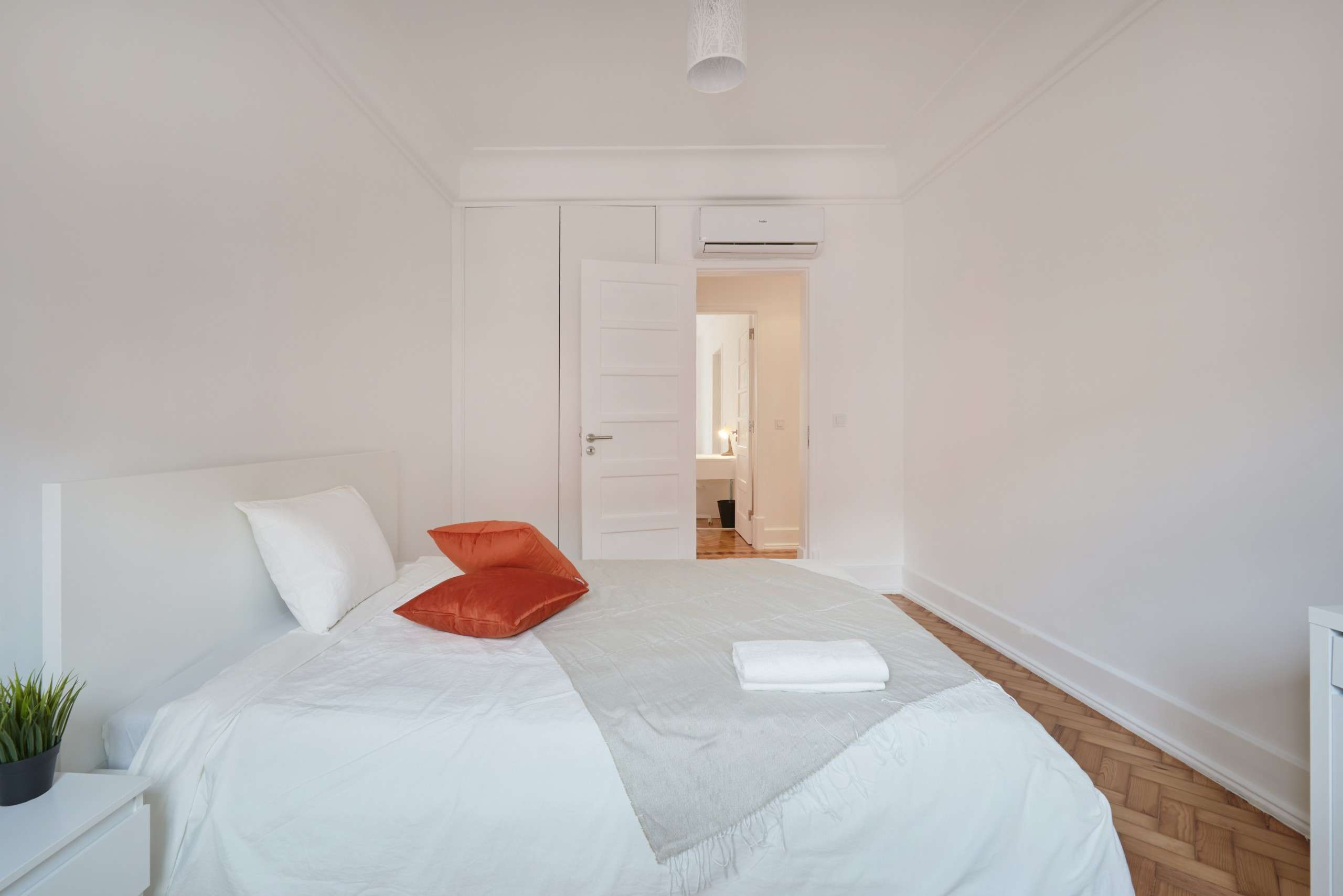 Sunlit Double Room 5 with Desk em lisboa – foto 1 de 3