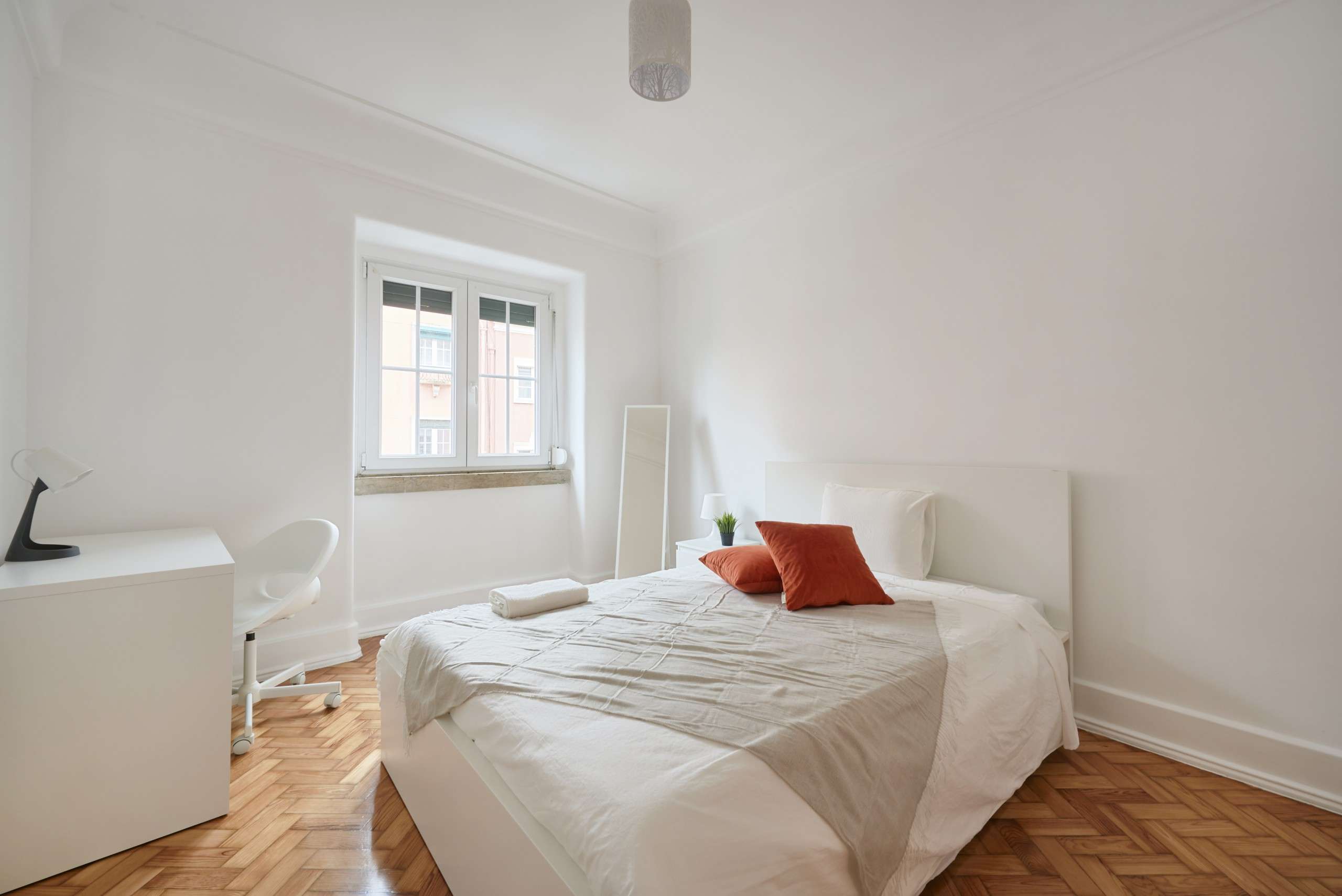 Sunlit Double Room 5 with Desk em Campo de Ourique, lisboa – foto 2 de 19