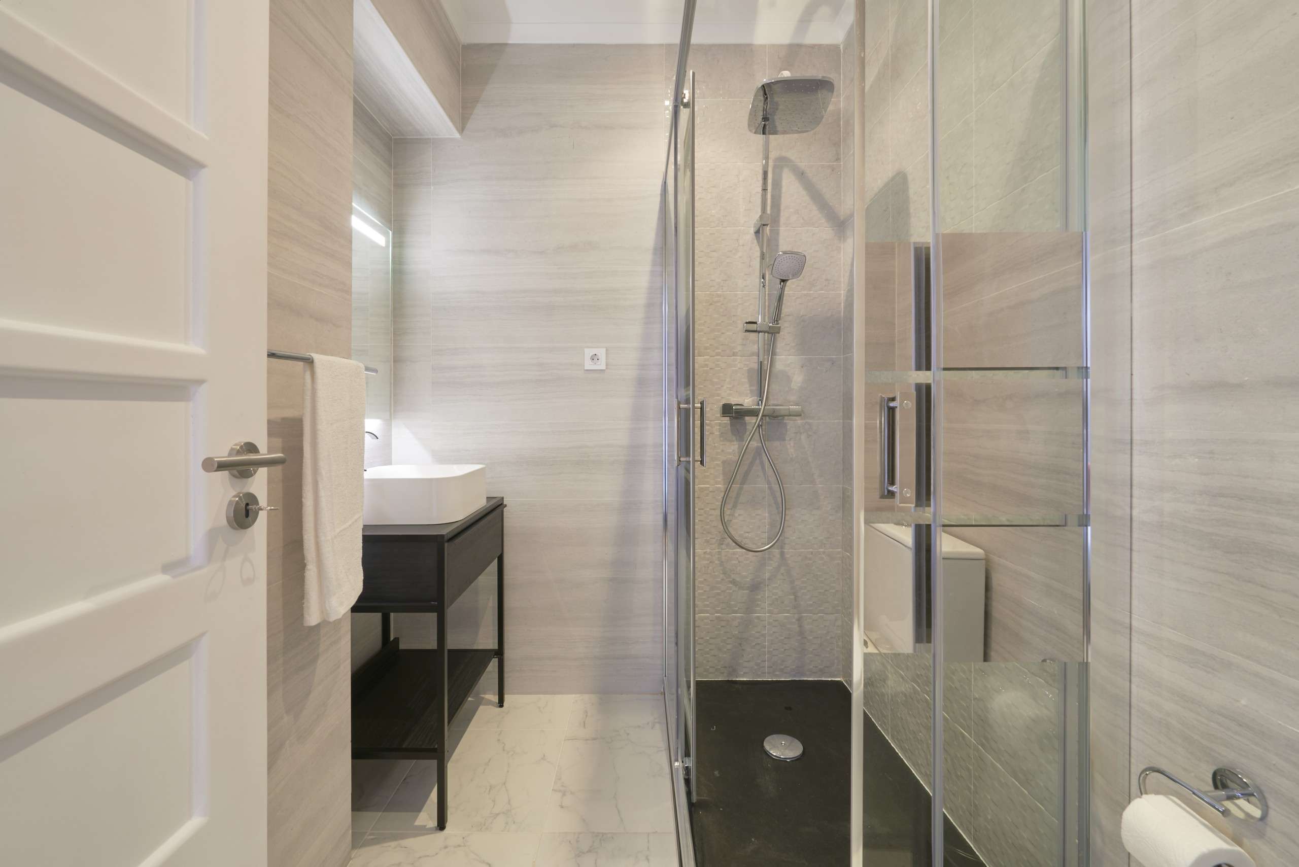 Sunny Room 6 with Private Bath & Window em Campo de Ourique, lisboa – foto 5 de 22