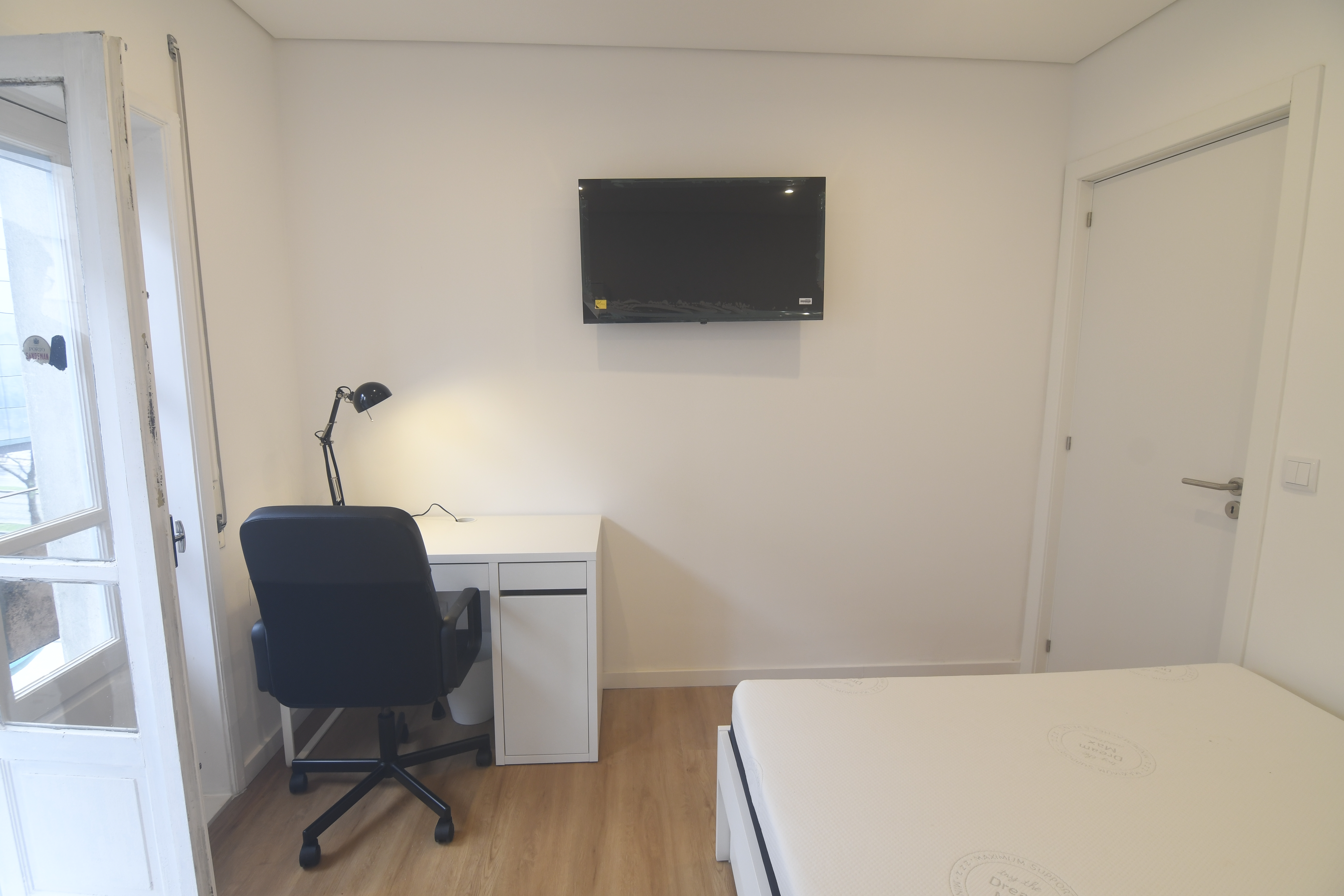 Premium Bedroom with Balcony and TV in Mafamude, porto – photo 3 of 12