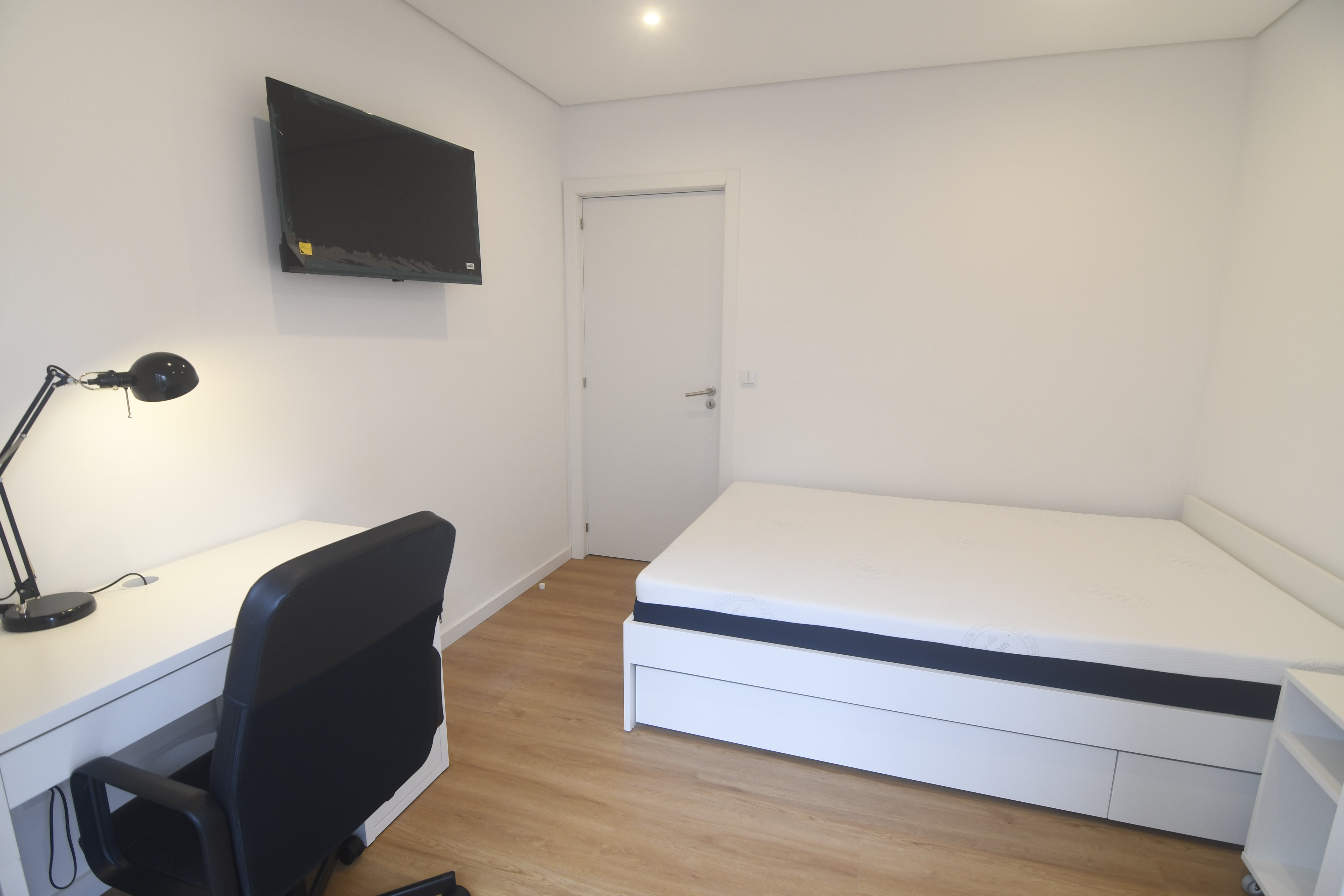 Premium Bedroom with Balcony and TV in Mafamude, porto – photo 4 of 12