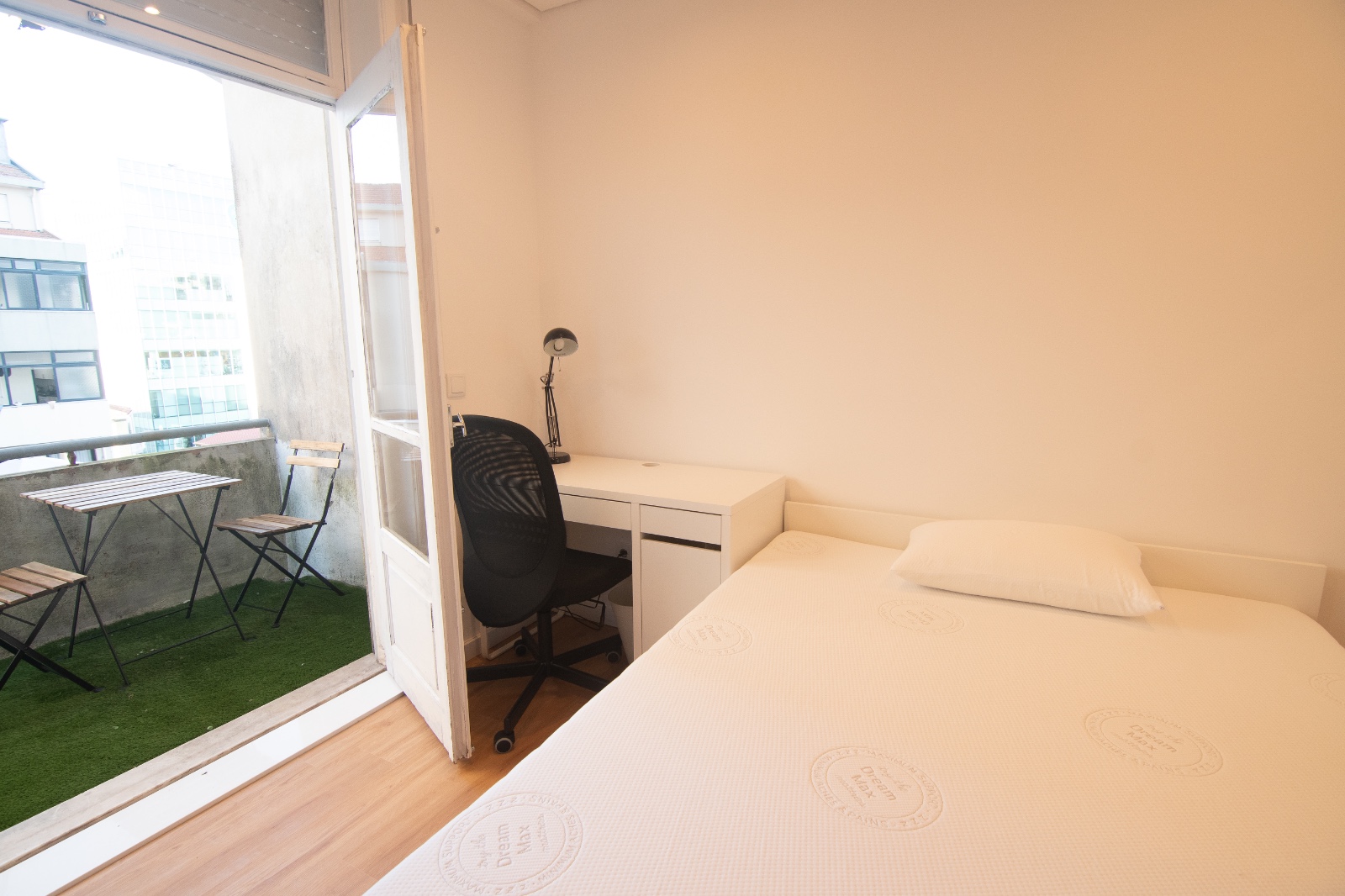 Premium Room with Balcony – Fully Equipped in Mafamude, porto – photo 4 of 12