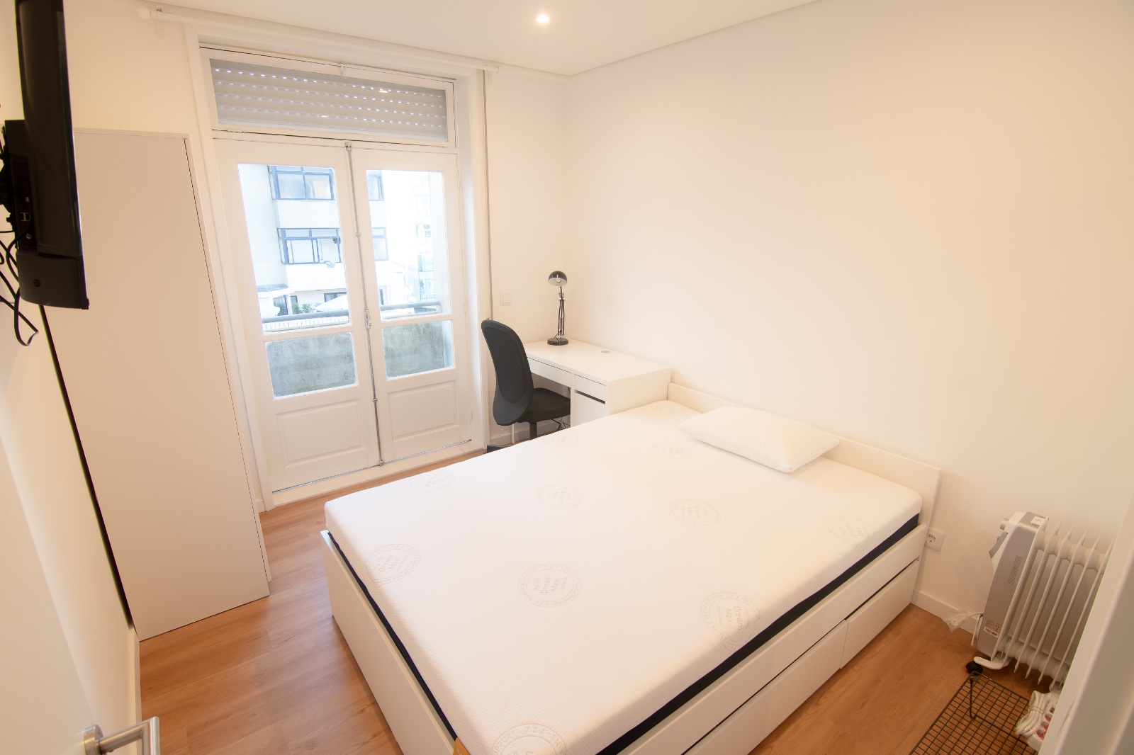 Premium Room with Balcony – Fully Equipped in Mafamude, porto – photo 2 of 12
