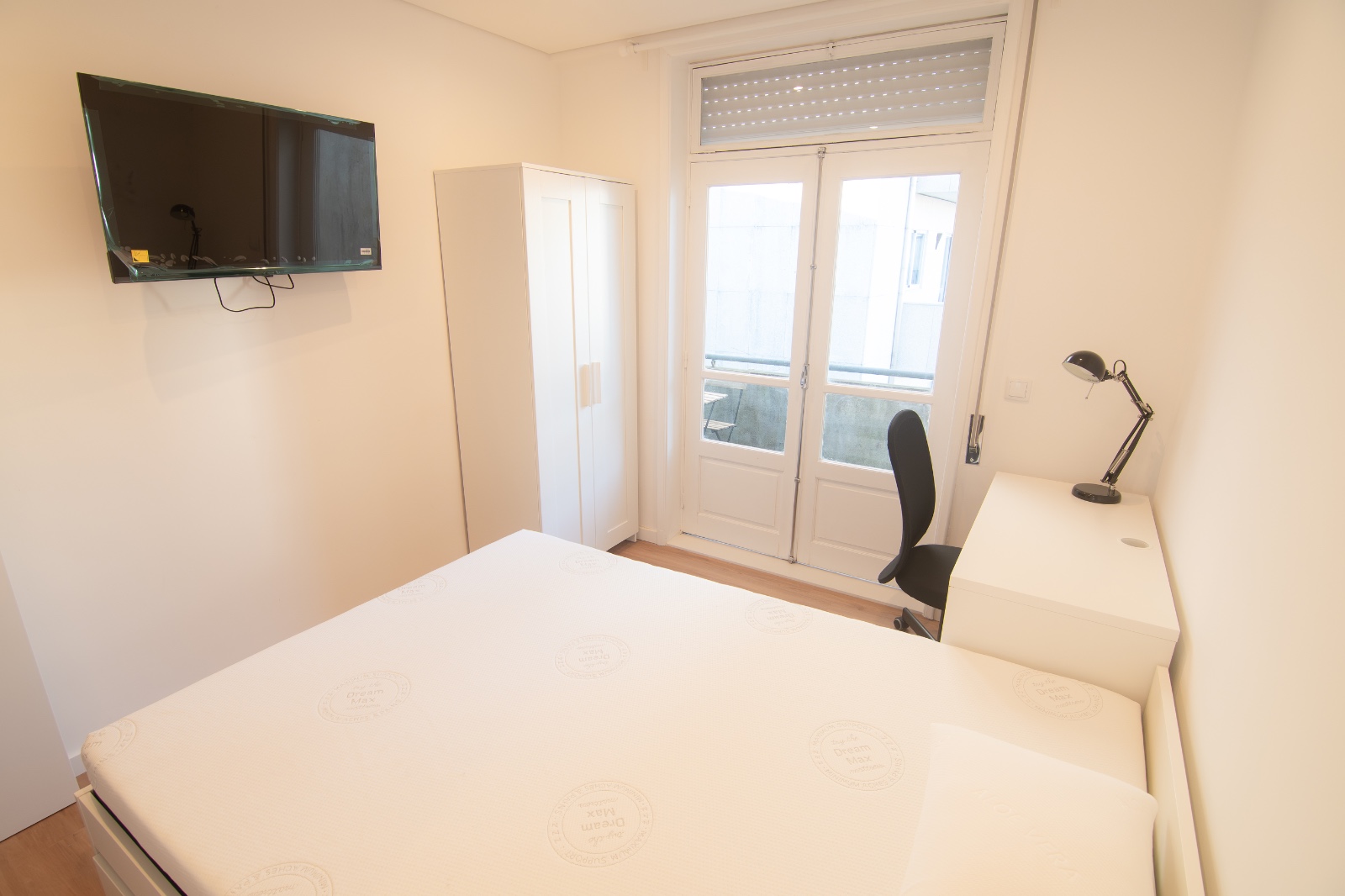 Premium Room with Balcony – Fully Equipped in Mafamude, porto – photo 3 of 12