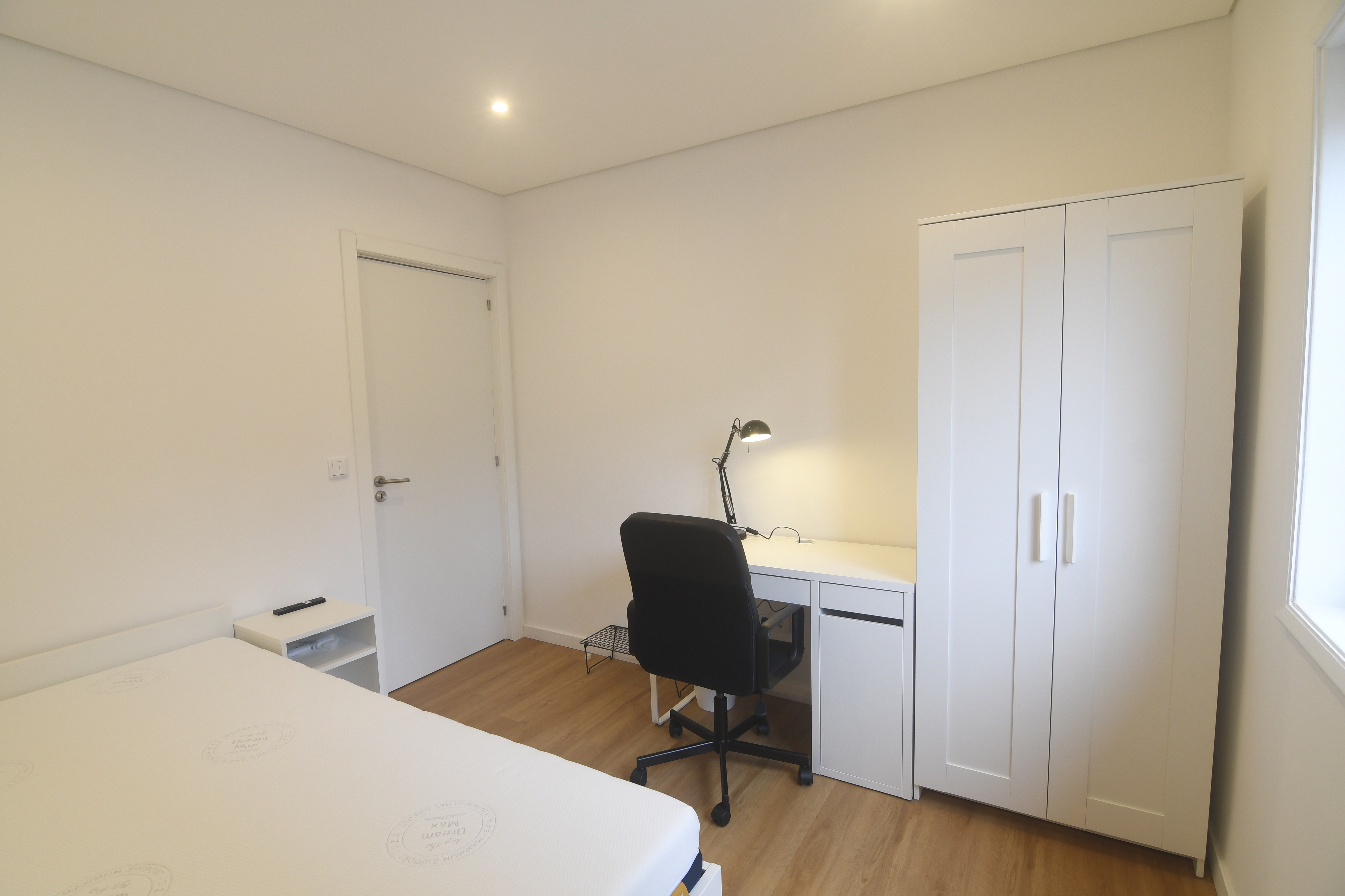 Comfortable Student Bedroom with Workspace & High-Speed Wi-Fi in porto – photo 1 of 2