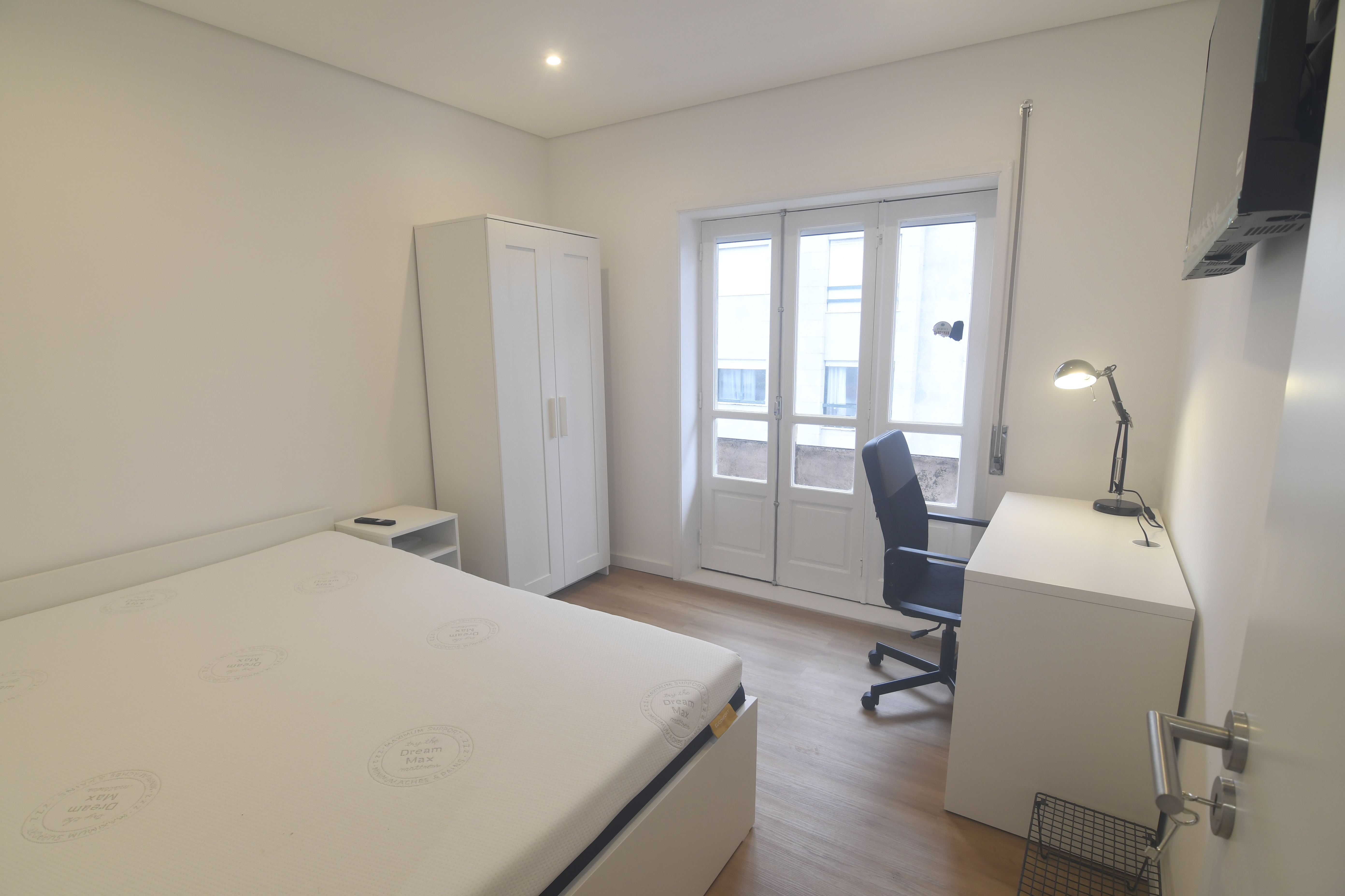 Premium Bedroom with Balcony and TV in Mafamude, porto – photo 5 of 12