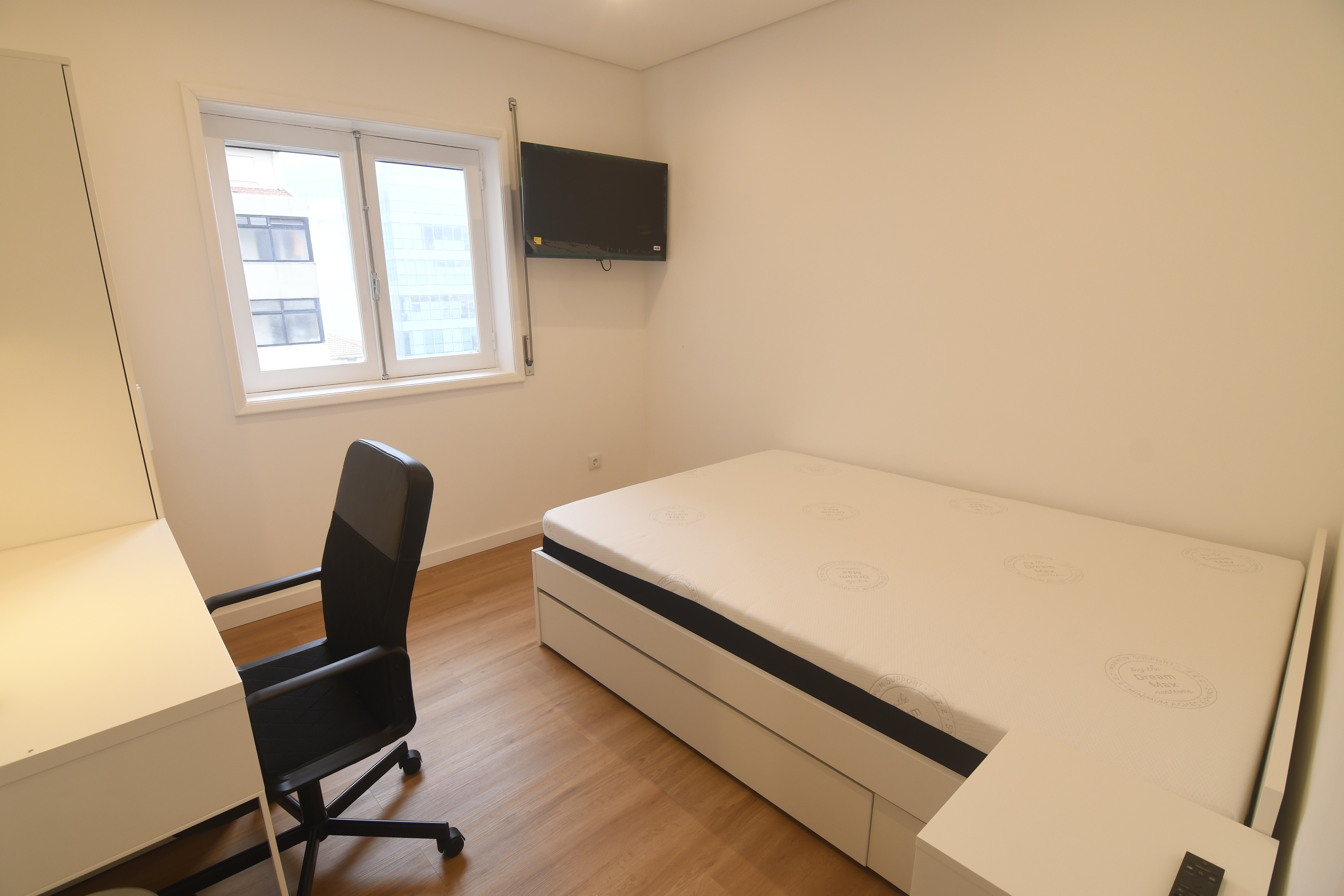 Comfortable Student Bedroom with Workspace & High-Speed Wi-Fi in Mafamude, porto – photo 2 of 9