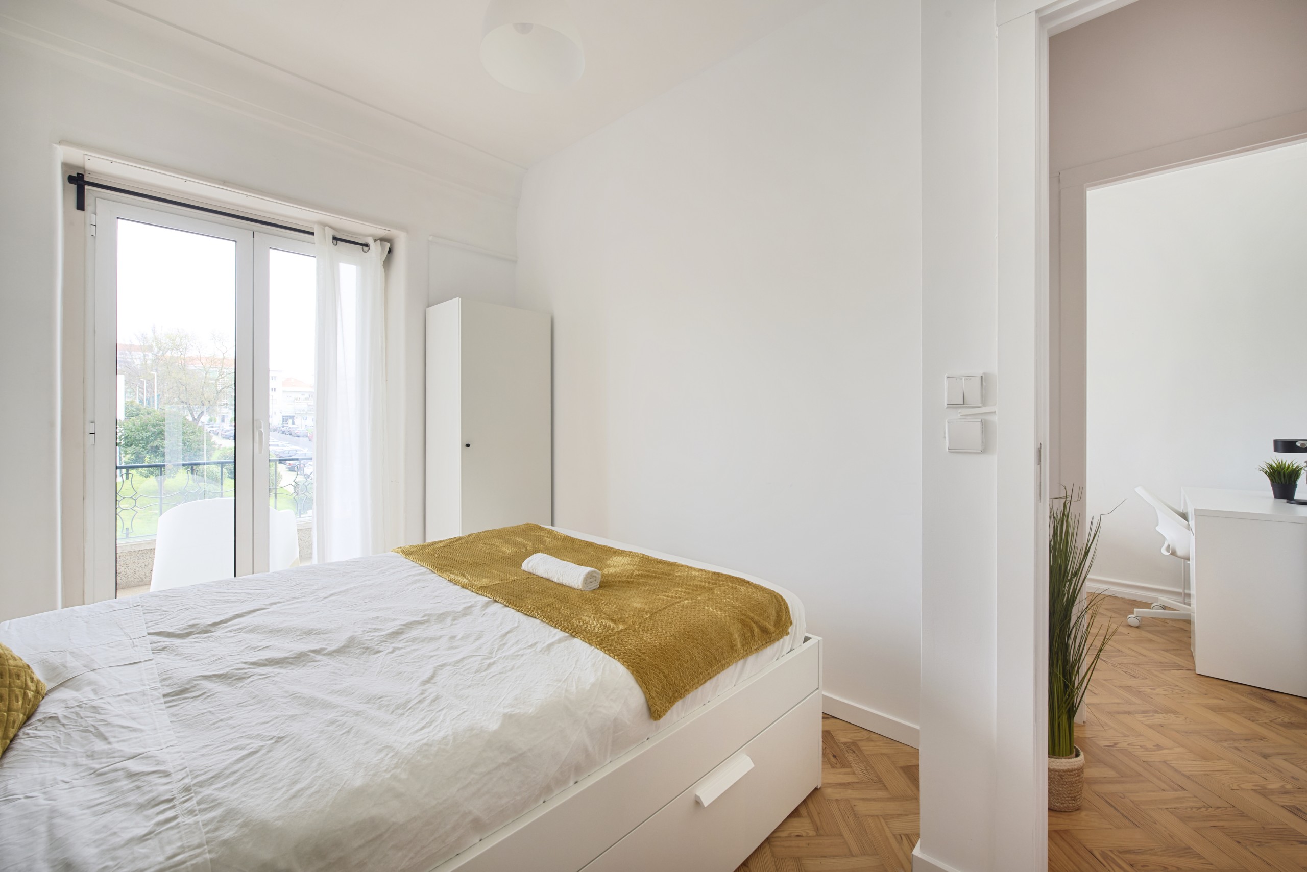 Luminous Room 2: Desk & Double Bed em Bairro de São Miguel, lisboa – foto 4 de 25