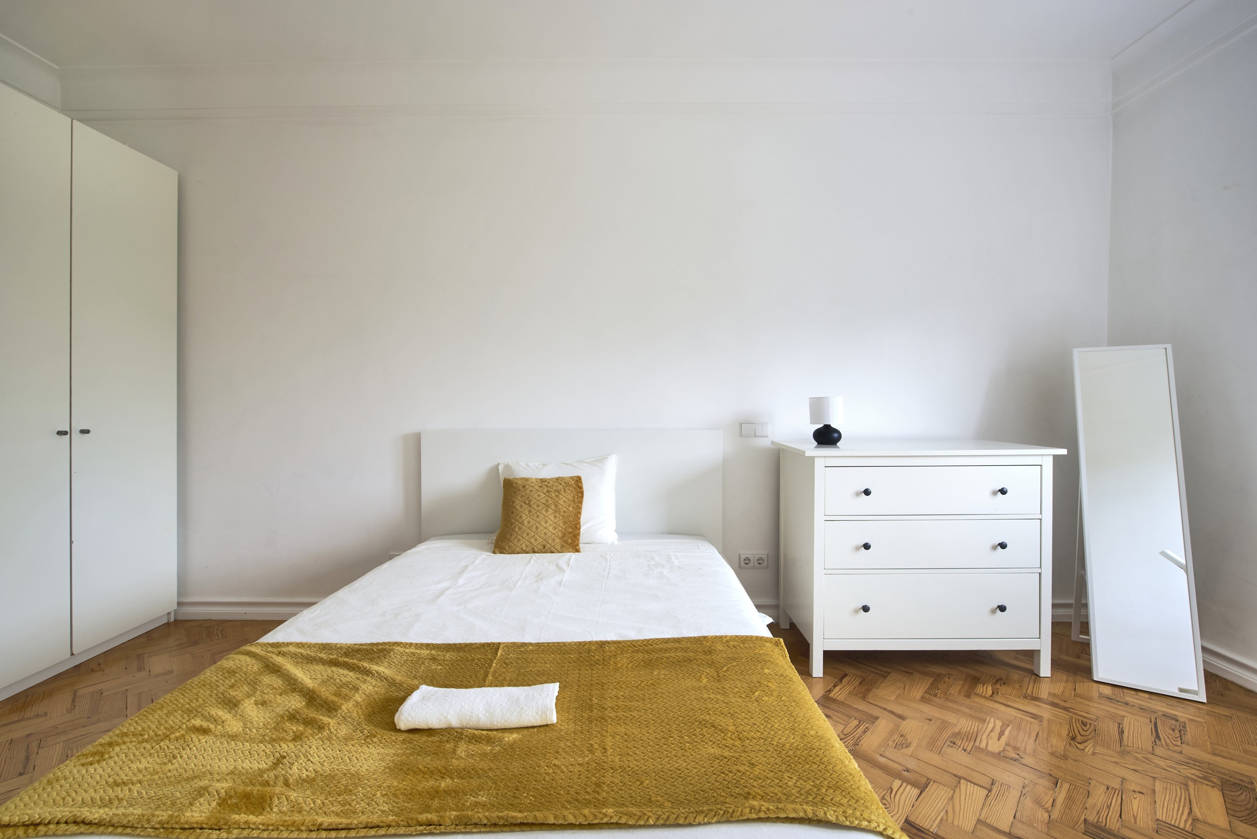 Comfortable Double Room 8 with Desk & Storage em Bairro de São Miguel, lisboa – foto 5 de 24