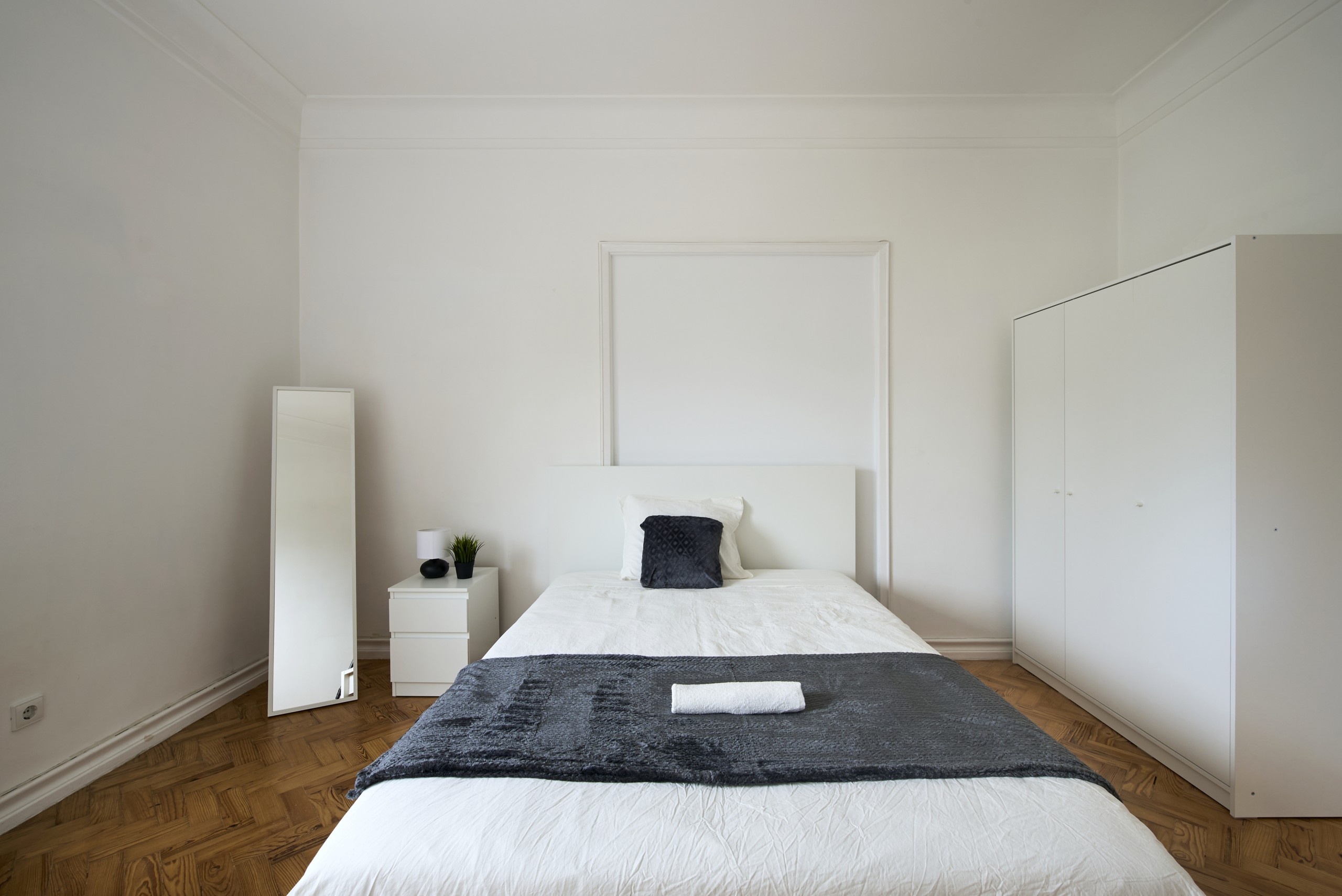 Comfortable Double Room 6 & Bright Workspace em Bairro de São Miguel, lisboa – foto 3 de 23