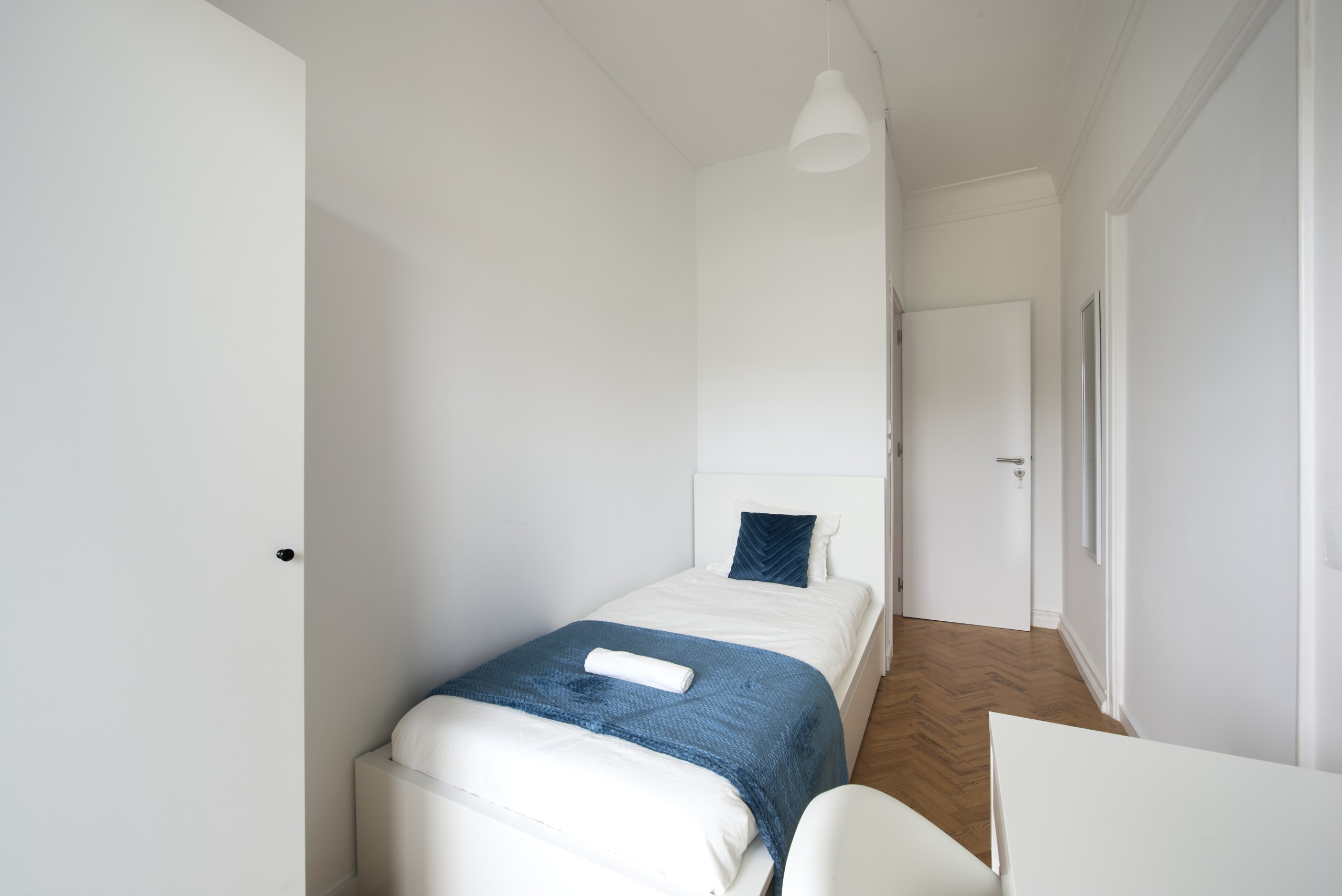 Compact Room 4 with Workspace & Light em Bairro de São Miguel, lisboa – foto 5 de 26