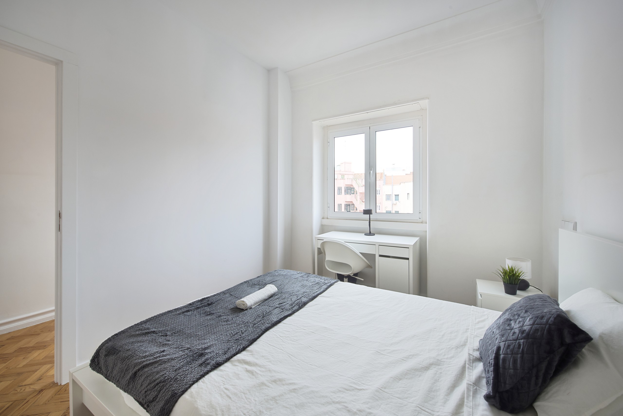 Well-Lit Double Room 9 & Desk em Bairro de São Miguel, lisboa – foto 5 de 25