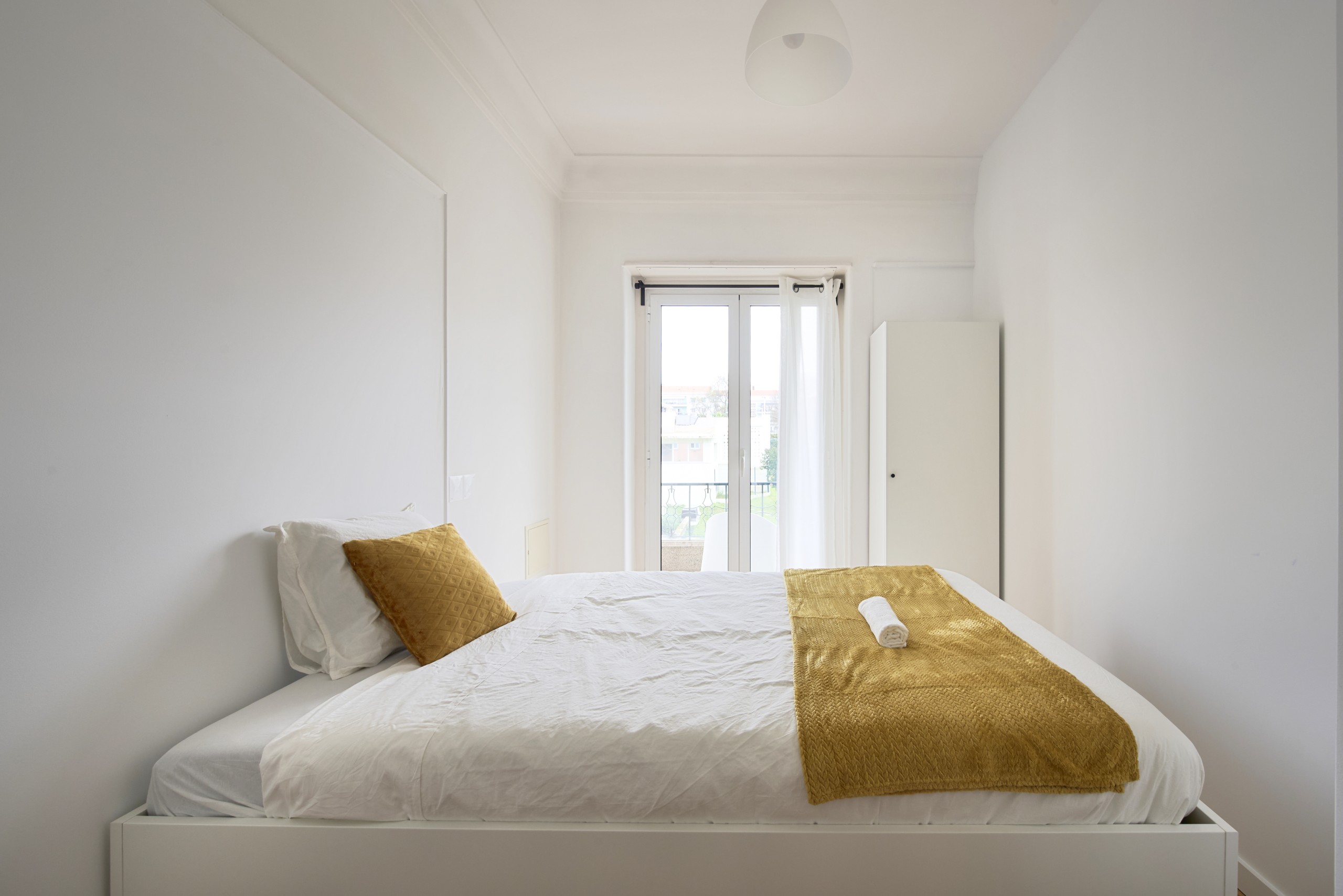 Luminous Room 2: Desk & Double Bed em Bairro de São Miguel, lisboa – foto 5 de 25