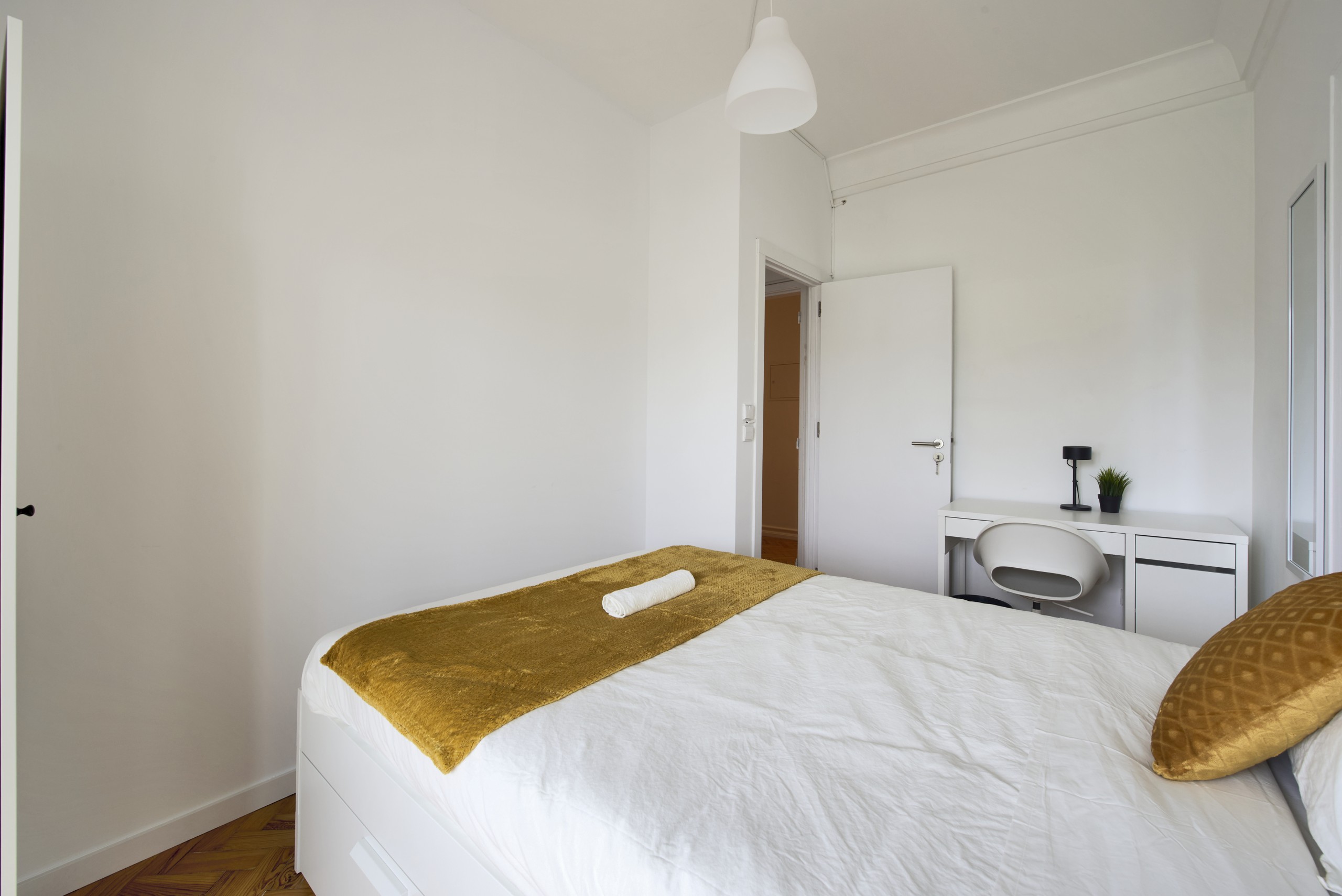Luminous Room 2: Desk & Double Bed em Bairro de São Miguel, lisboa – foto 2 de 25