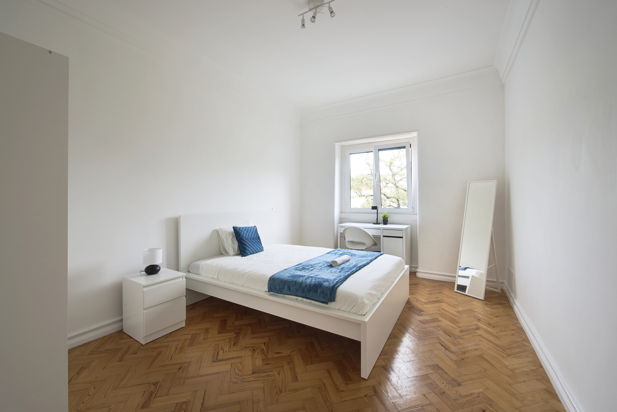 Sunny Double Room 7 with Window em Bairro de São Miguel, lisboa – foto 5 de 22