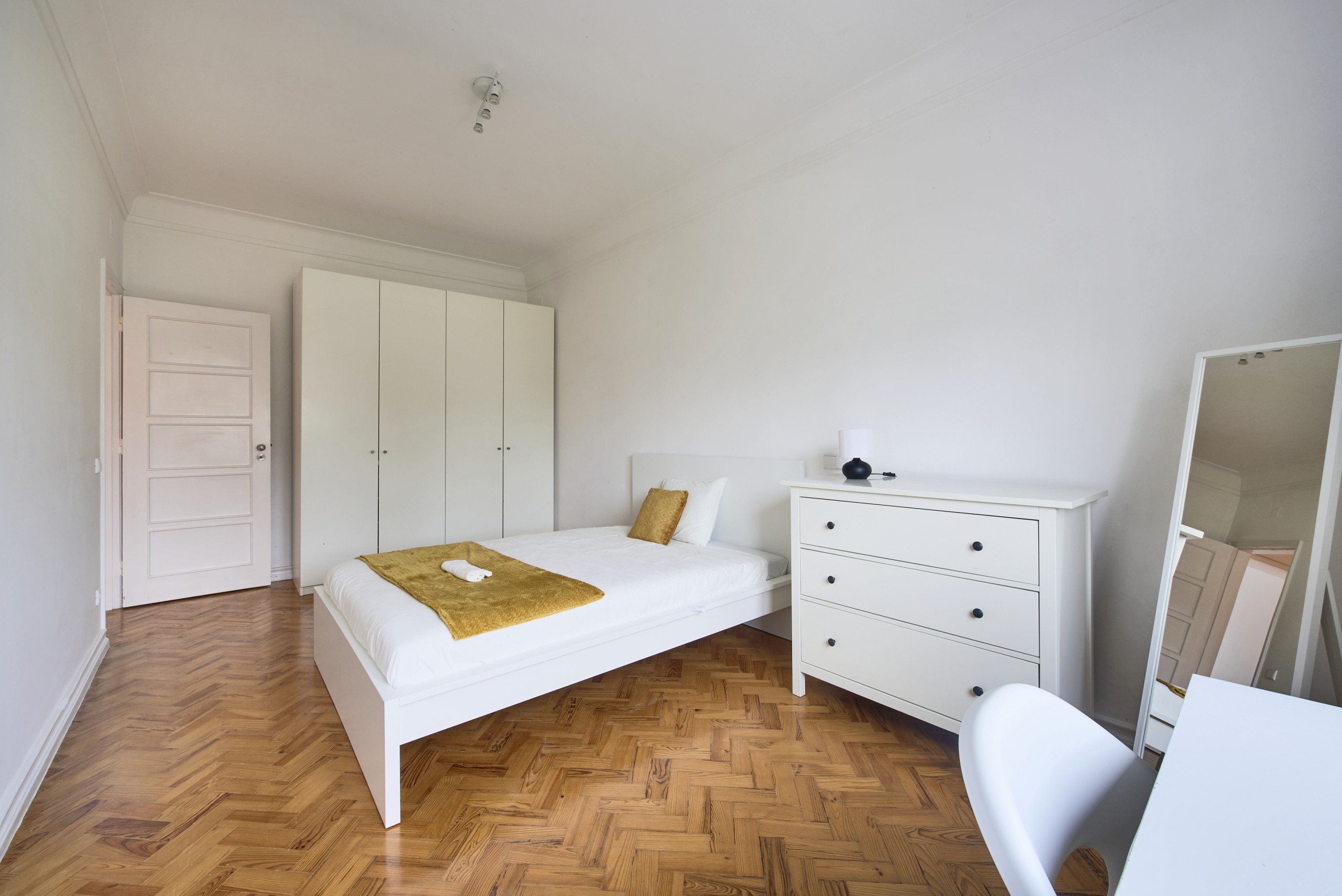 Comfortable Double Room 8 with Desk & Storage em Bairro de São Miguel, lisboa – foto 4 de 24