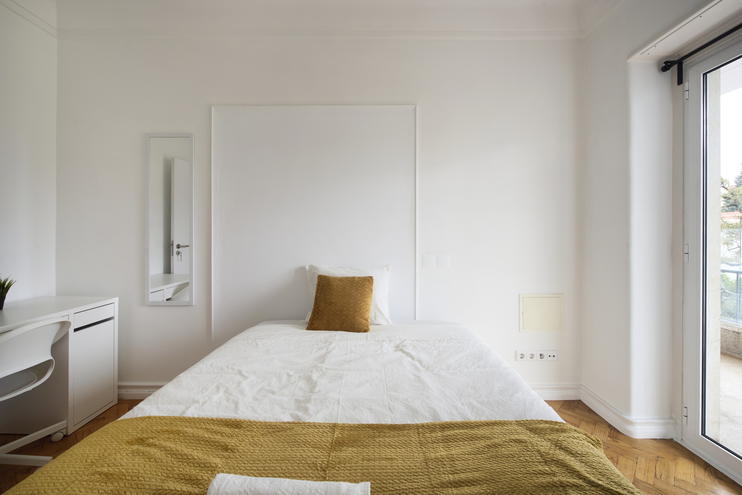 Luminous Room 2: Desk & Double Bed em lisboa – foto 1 de 9