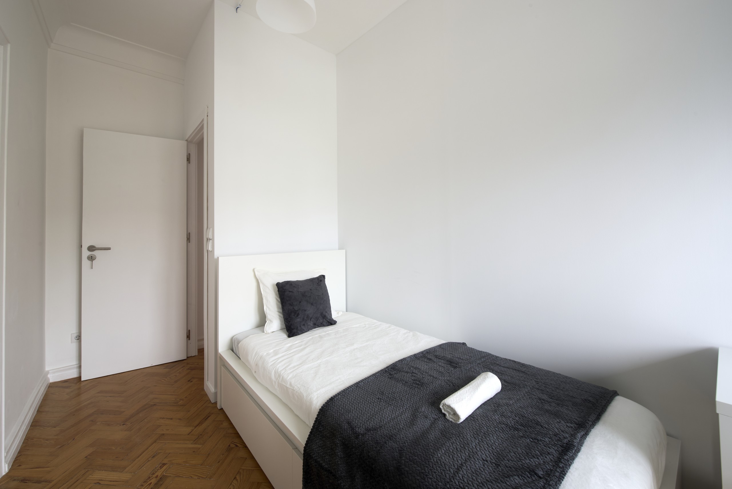Sunlit Room 3 with Desk & Window em Bairro de São Miguel, lisboa – foto 4 de 24