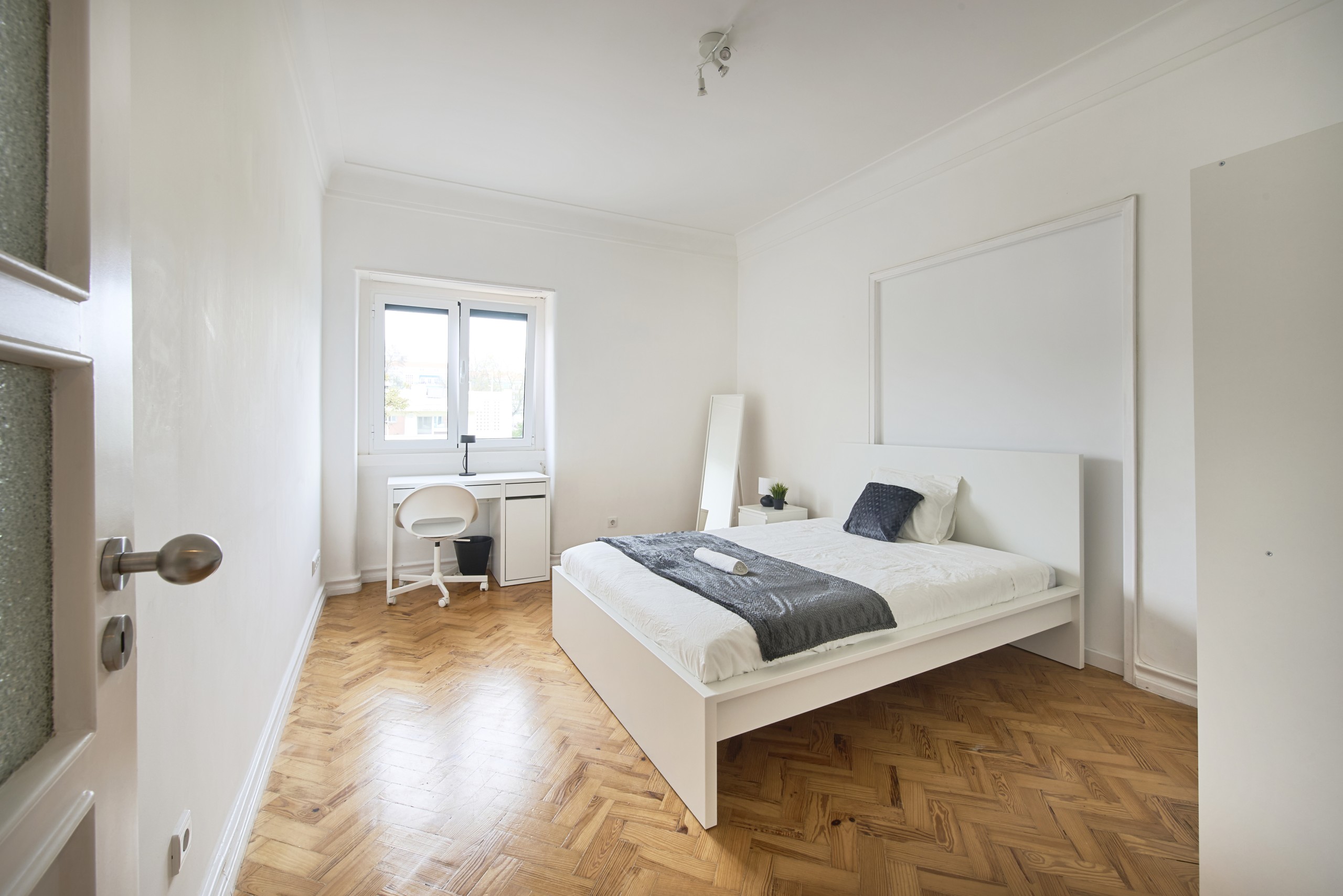 Comfortable Double Room 6 & Bright Workspace em Bairro de São Miguel, lisboa – foto 2 de 23