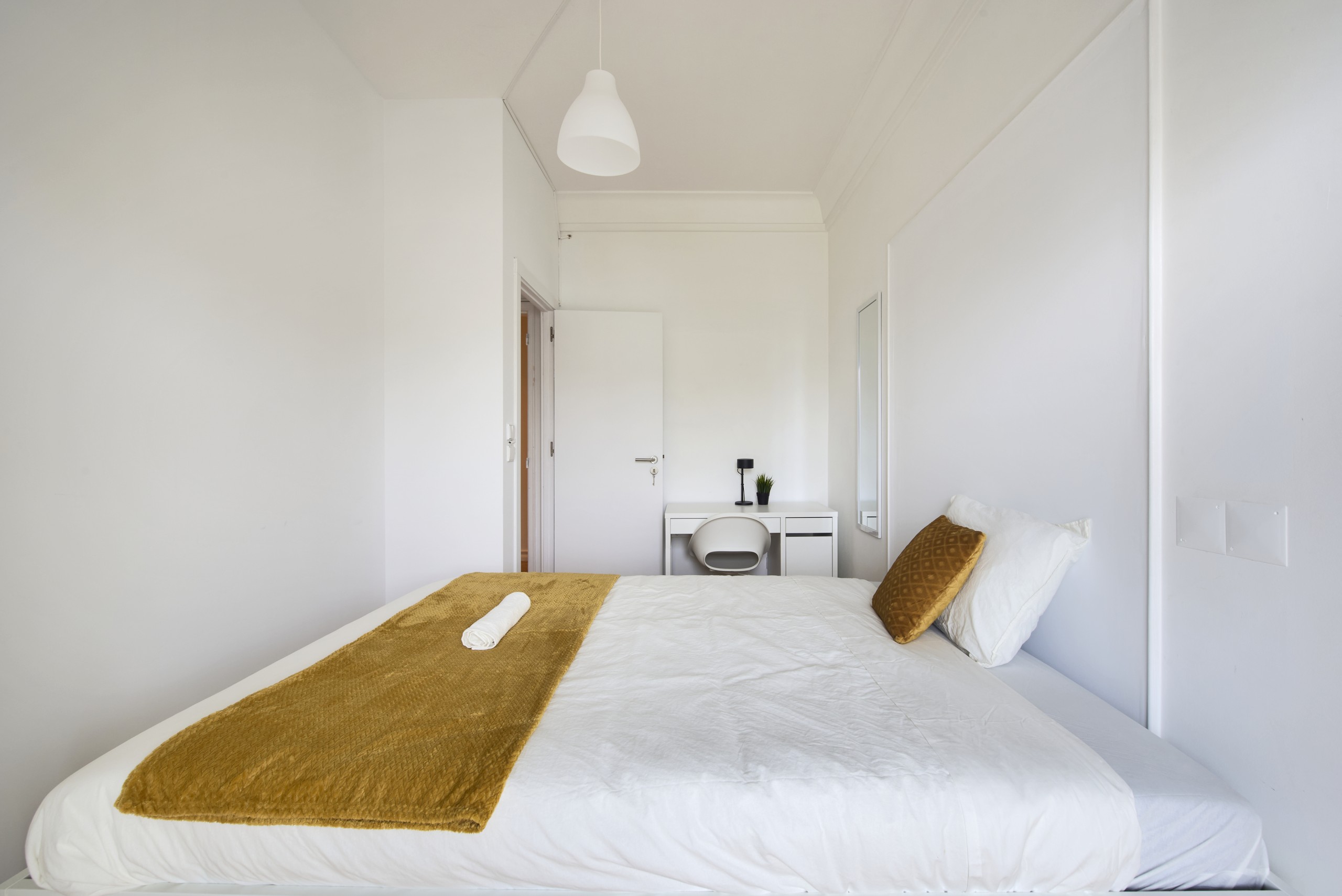 Luminous Room 2: Desk & Double Bed em Bairro de São Miguel, lisboa – foto 3 de 25