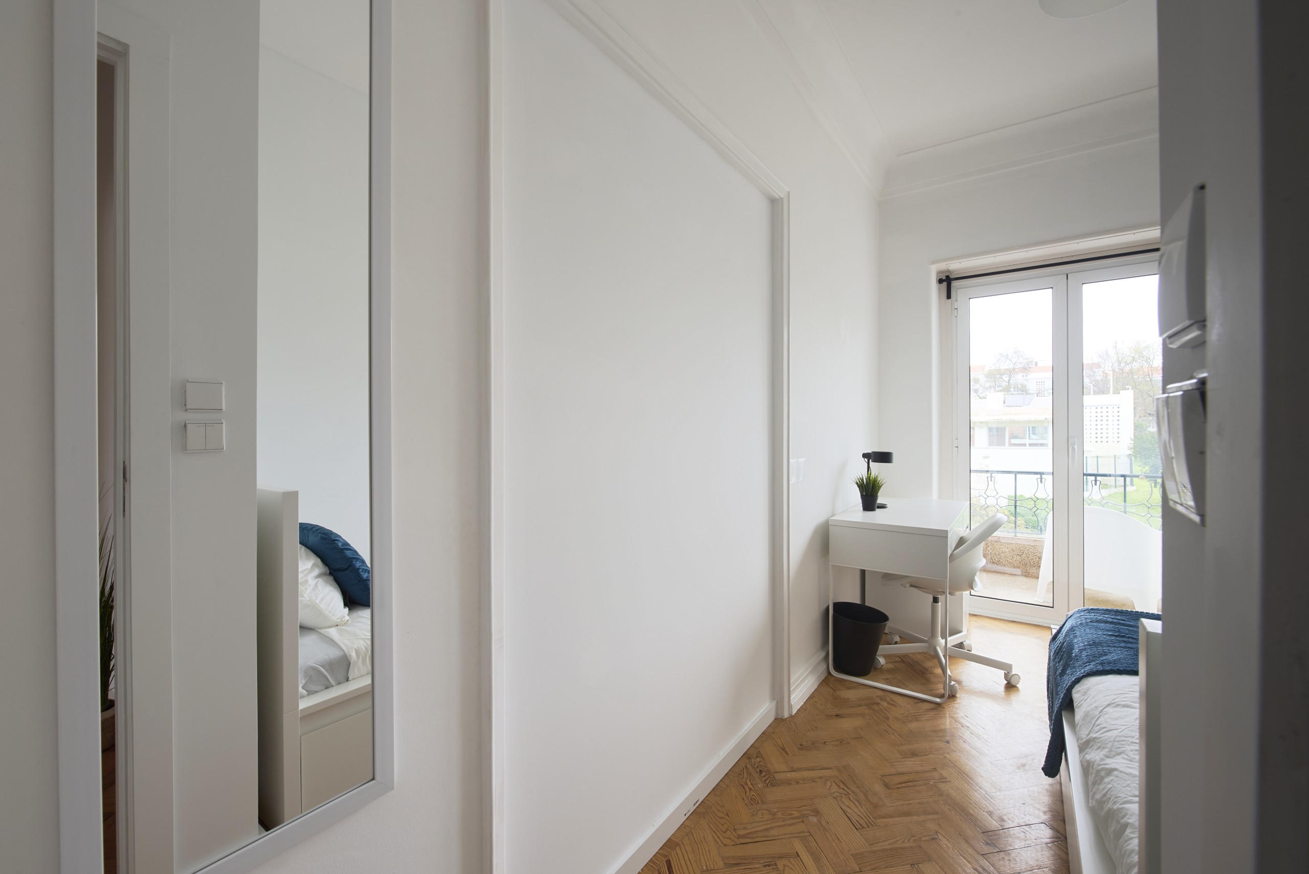 Compact Room 4 with Workspace & Light em lisboa – foto 1 de 10