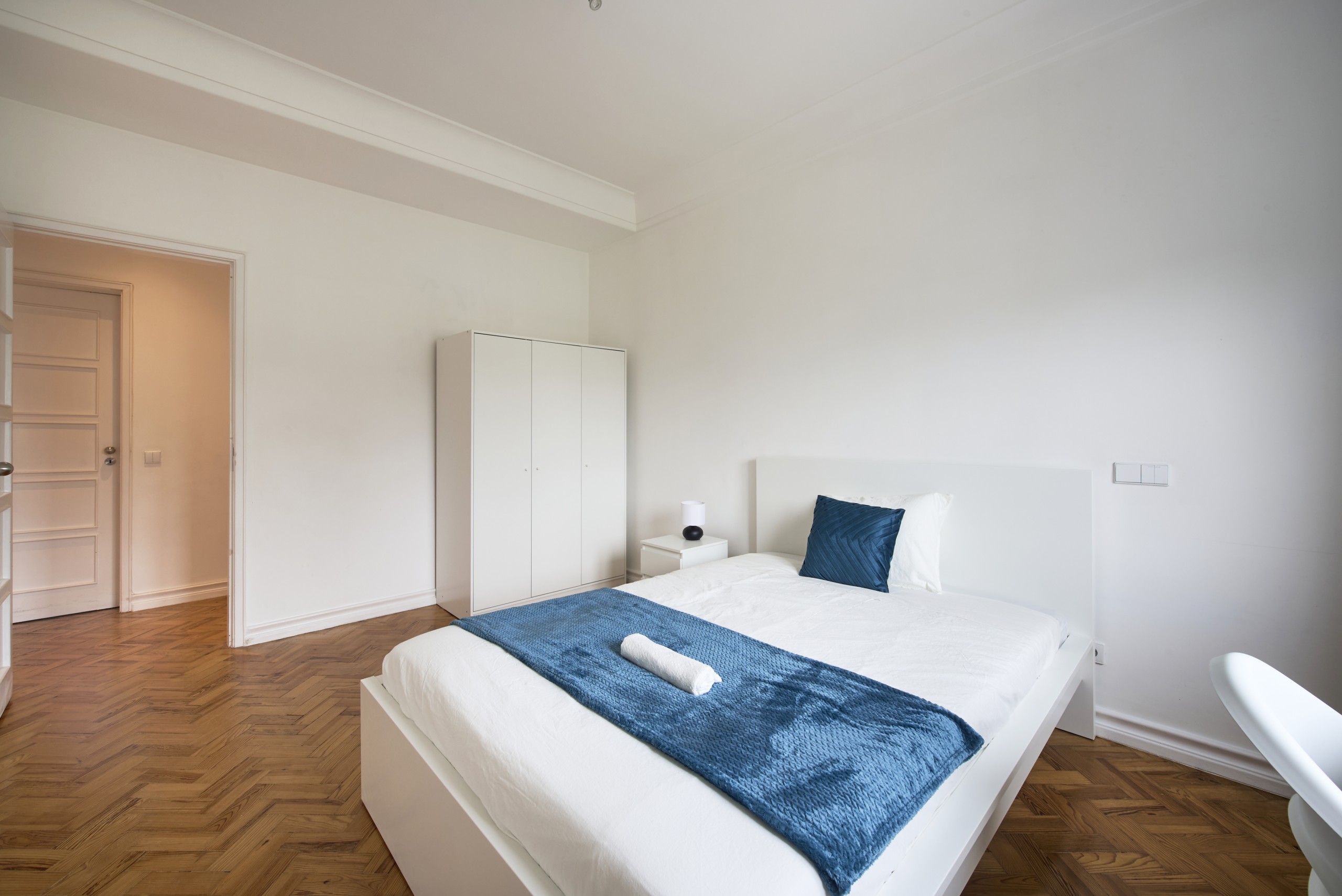 Sunny Double Room 7 with Window em Bairro de São Miguel, lisboa – foto 3 de 22