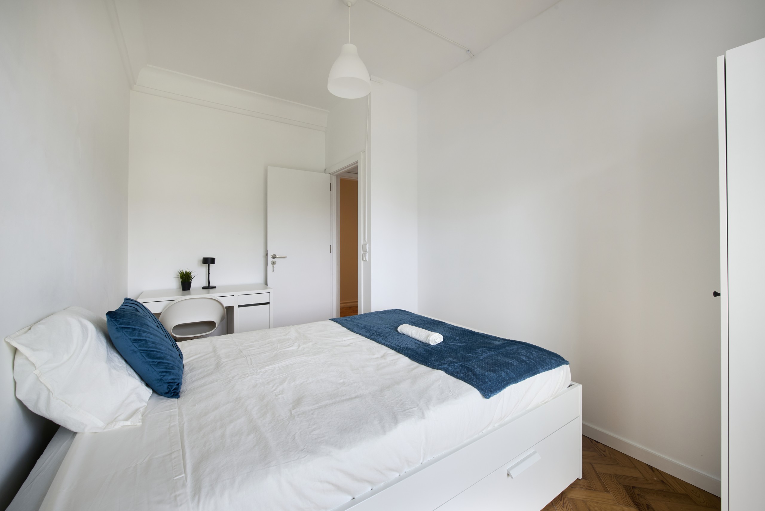 Furnished Room 1 with Desk & Wardrobe em Bairro de São Miguel, lisboa – foto 2 de 24