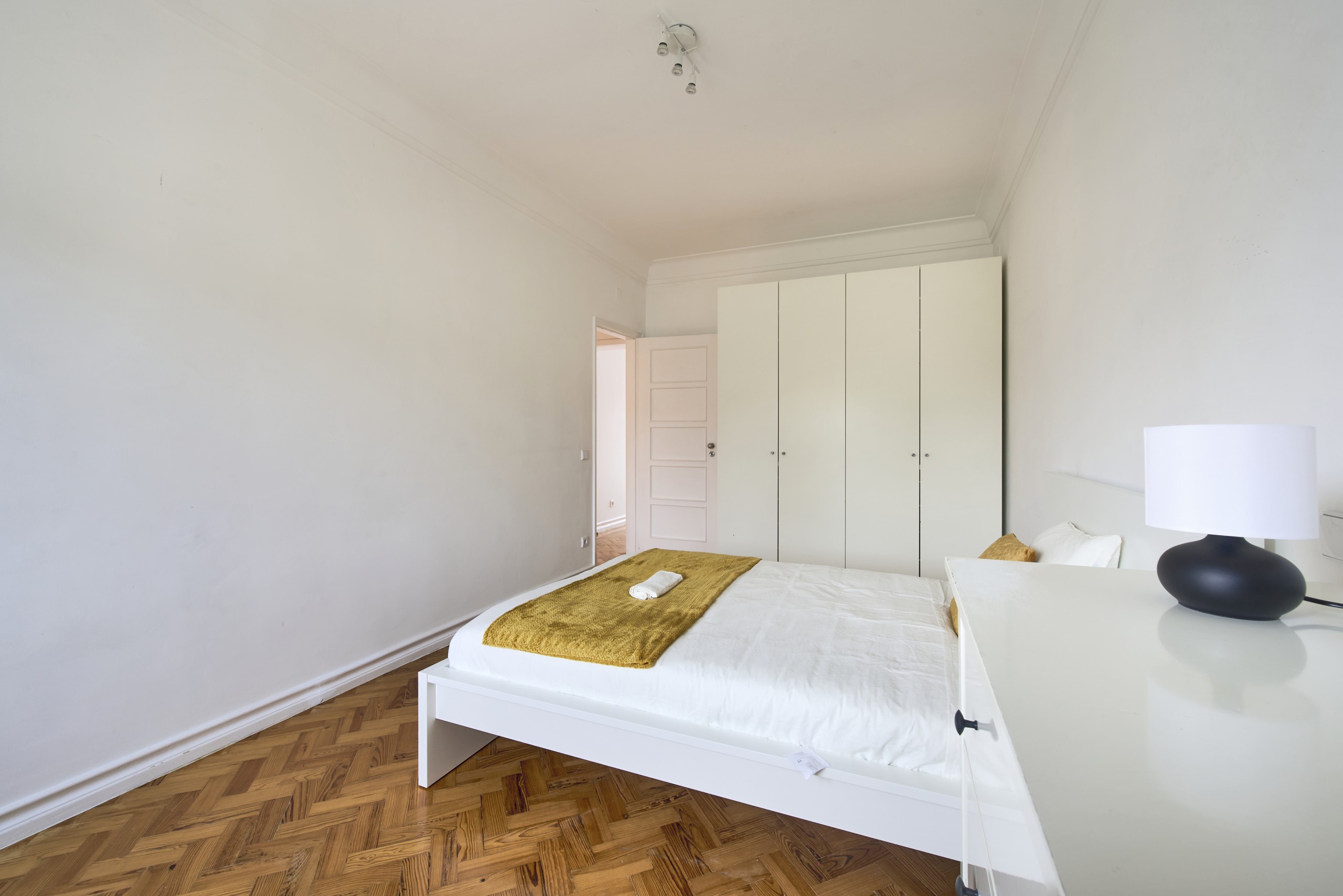 Comfortable Double Room 8 with Desk & Storage em Bairro de São Miguel, lisboa – foto 2 de 24