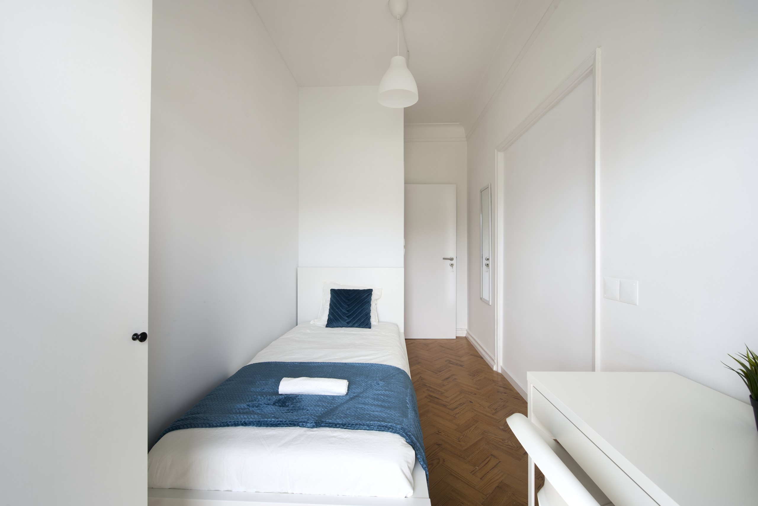Compact Room 4 with Workspace & Light em Bairro de São Miguel, lisboa – foto 4 de 26