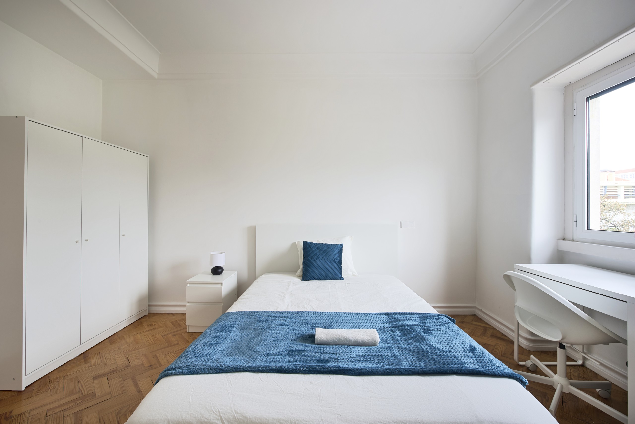 Sunny Double Room 7 with Window em Bairro de São Miguel, lisboa – foto 4 de 22