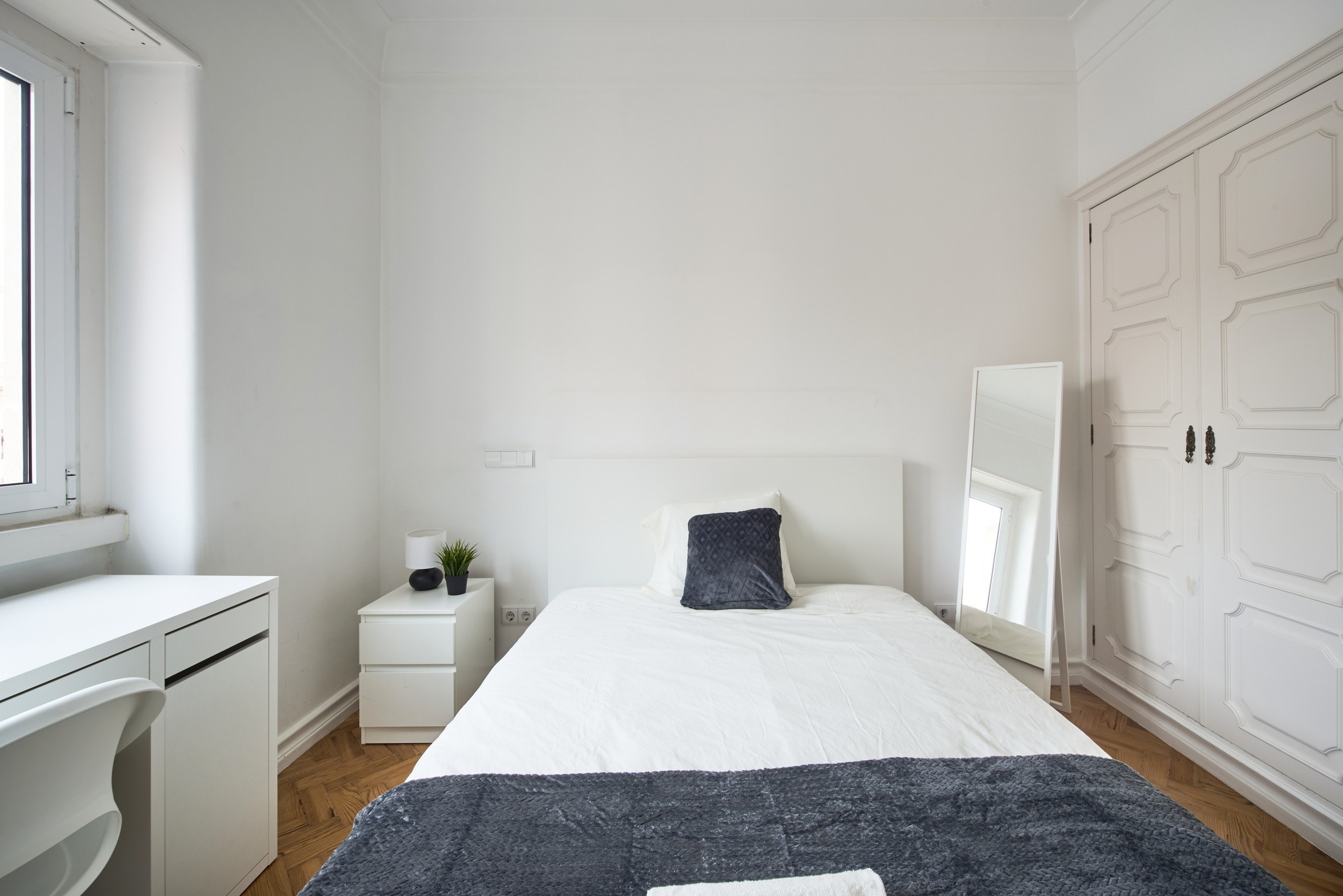 Well-Lit Double Room 9 & Desk em Bairro de São Miguel, lisboa – foto 4 de 25