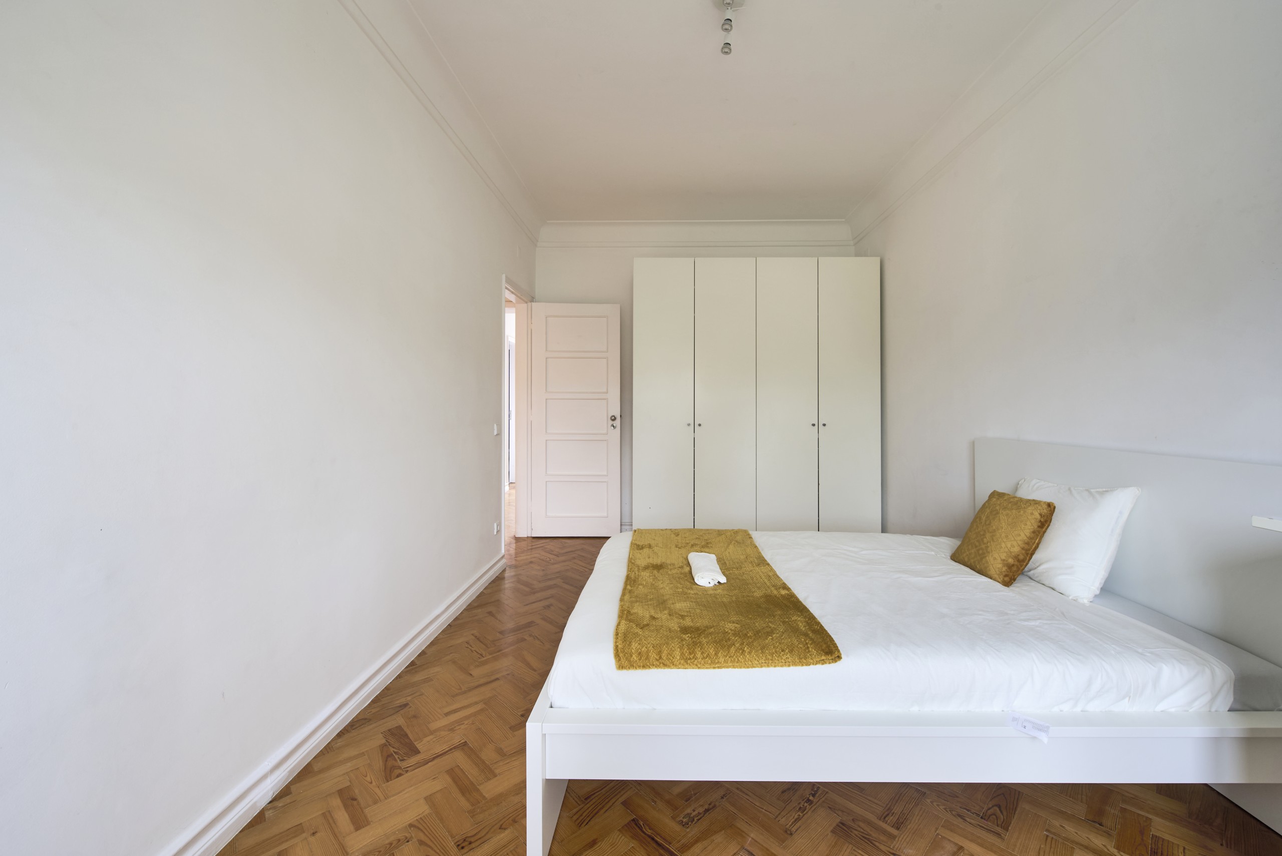 Comfortable Double Room 8 with Desk & Storage em Bairro de São Miguel, lisboa – foto 3 de 24