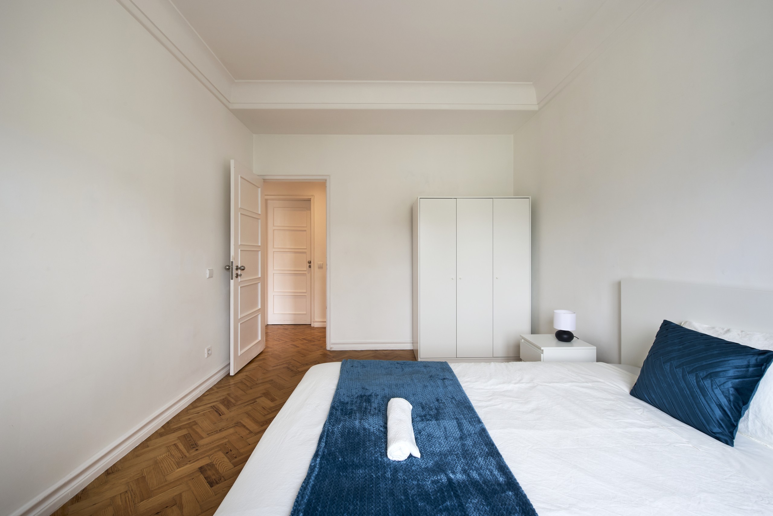 Sunny Double Room 7 with Window em Bairro de São Miguel, lisboa – foto 2 de 22
