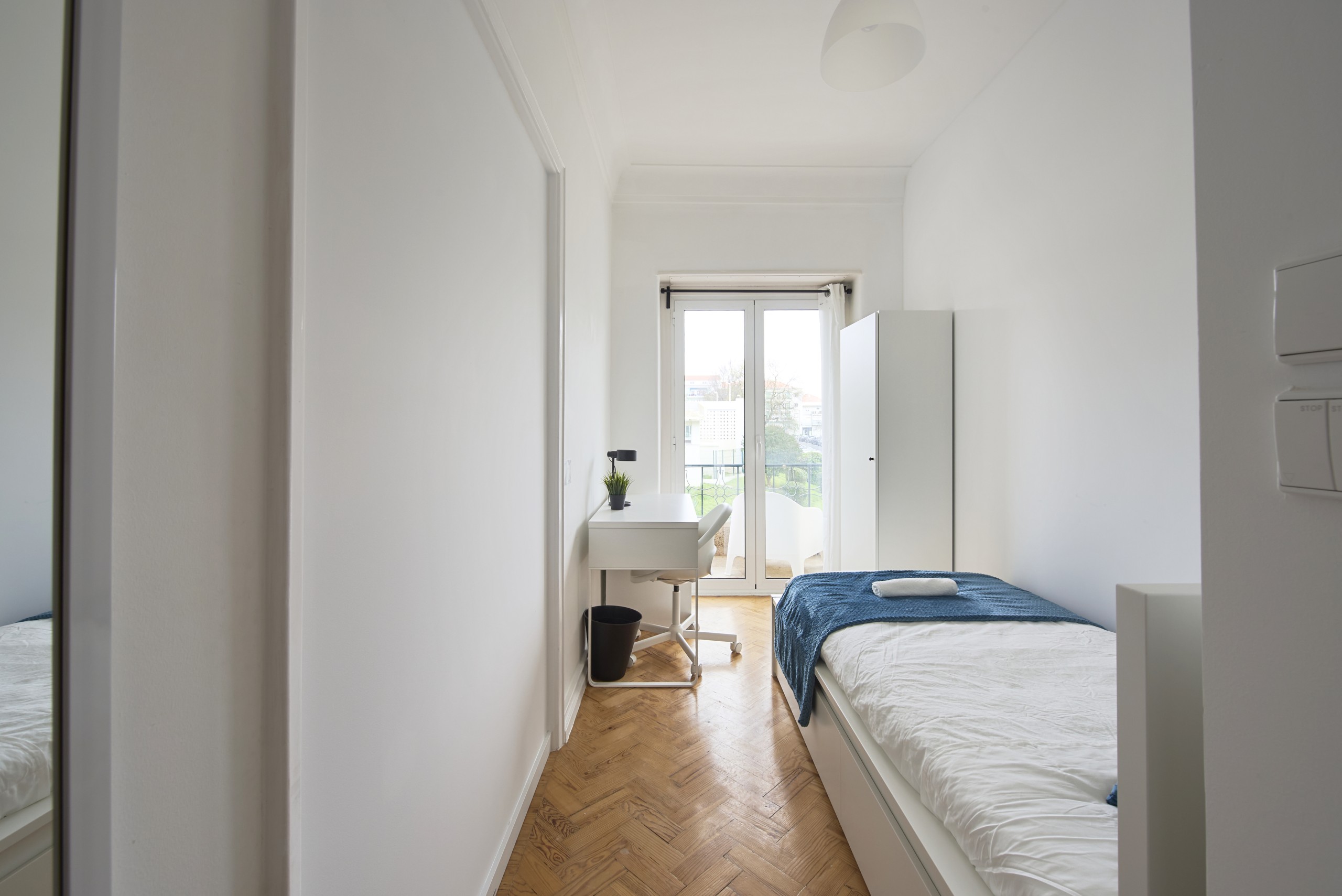 Compact Room 4 with Workspace & Light em Bairro de São Miguel, lisboa – foto 2 de 26