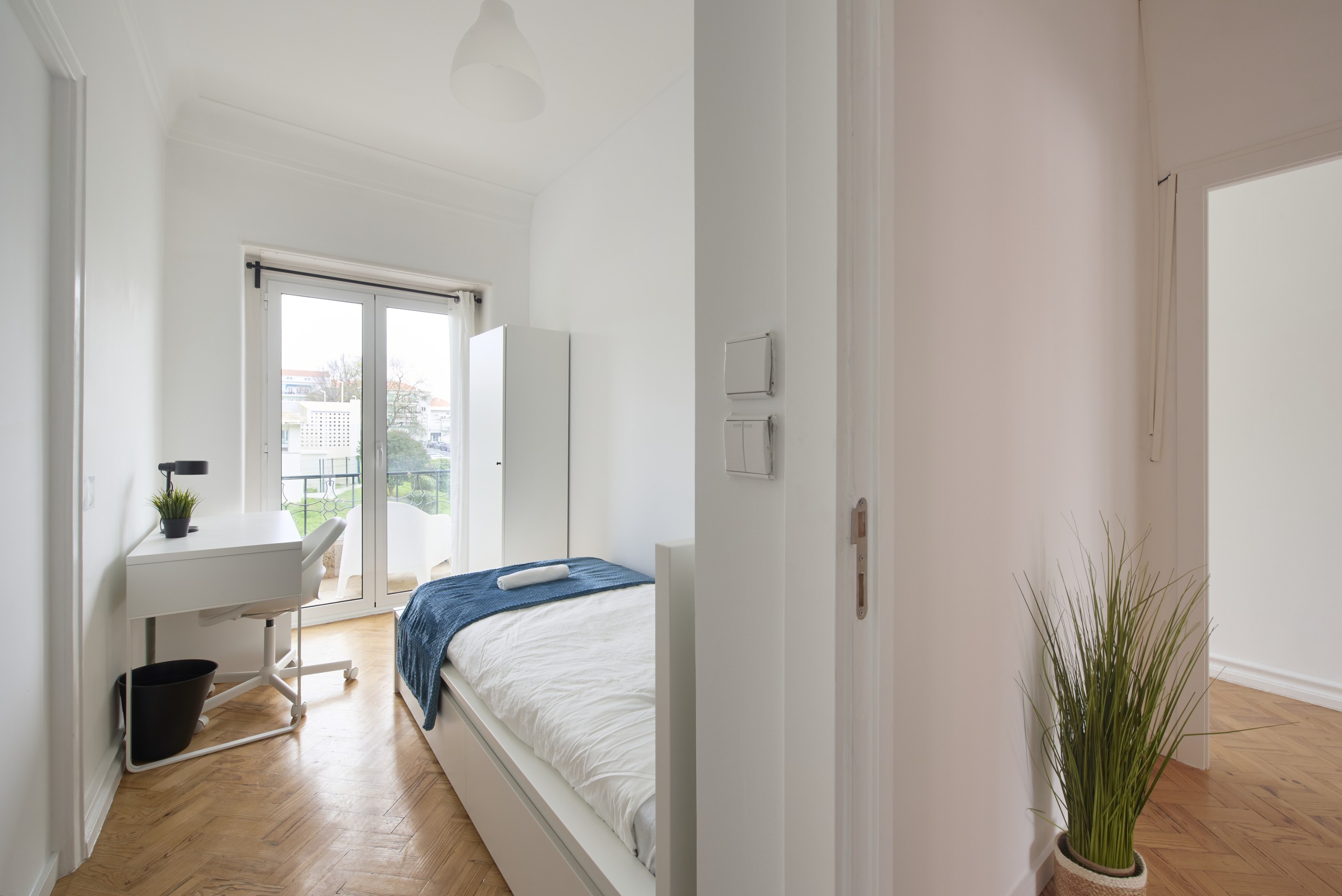 Compact Room 4 with Workspace & Light em Bairro de São Miguel, lisboa – foto 3 de 26