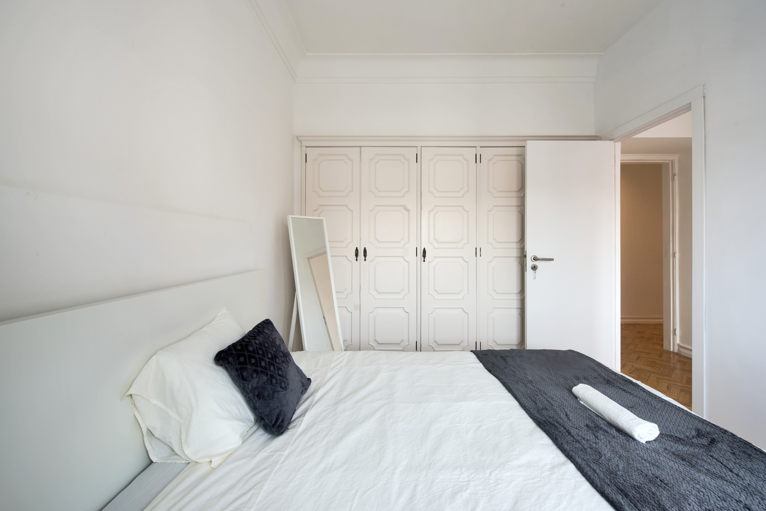 Well-Lit Double Room 9 & Desk em Bairro de São Miguel, lisboa – foto 2 de 25