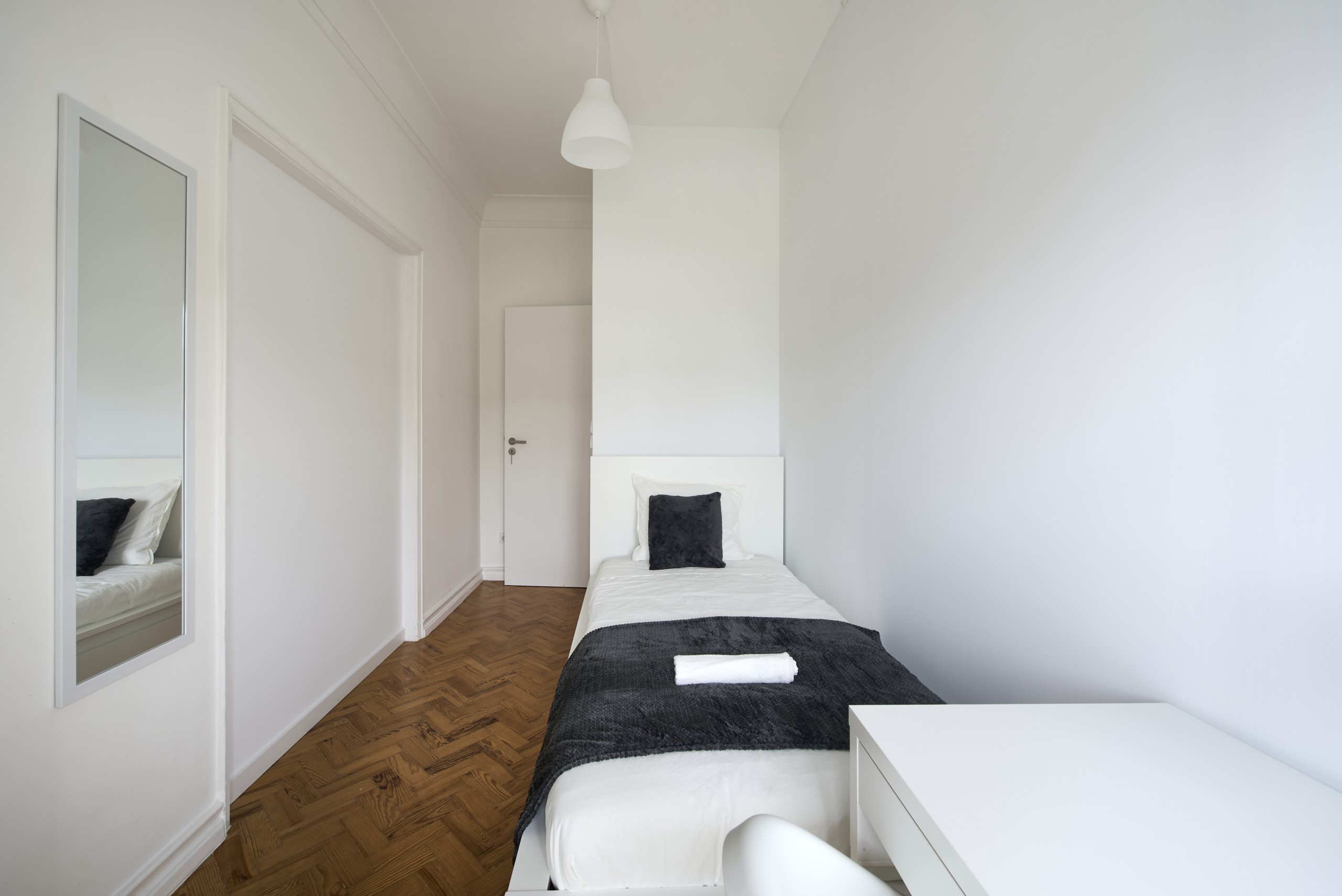 Sunlit Room 3 with Desk & Window em Bairro de São Miguel, lisboa – foto 5 de 24