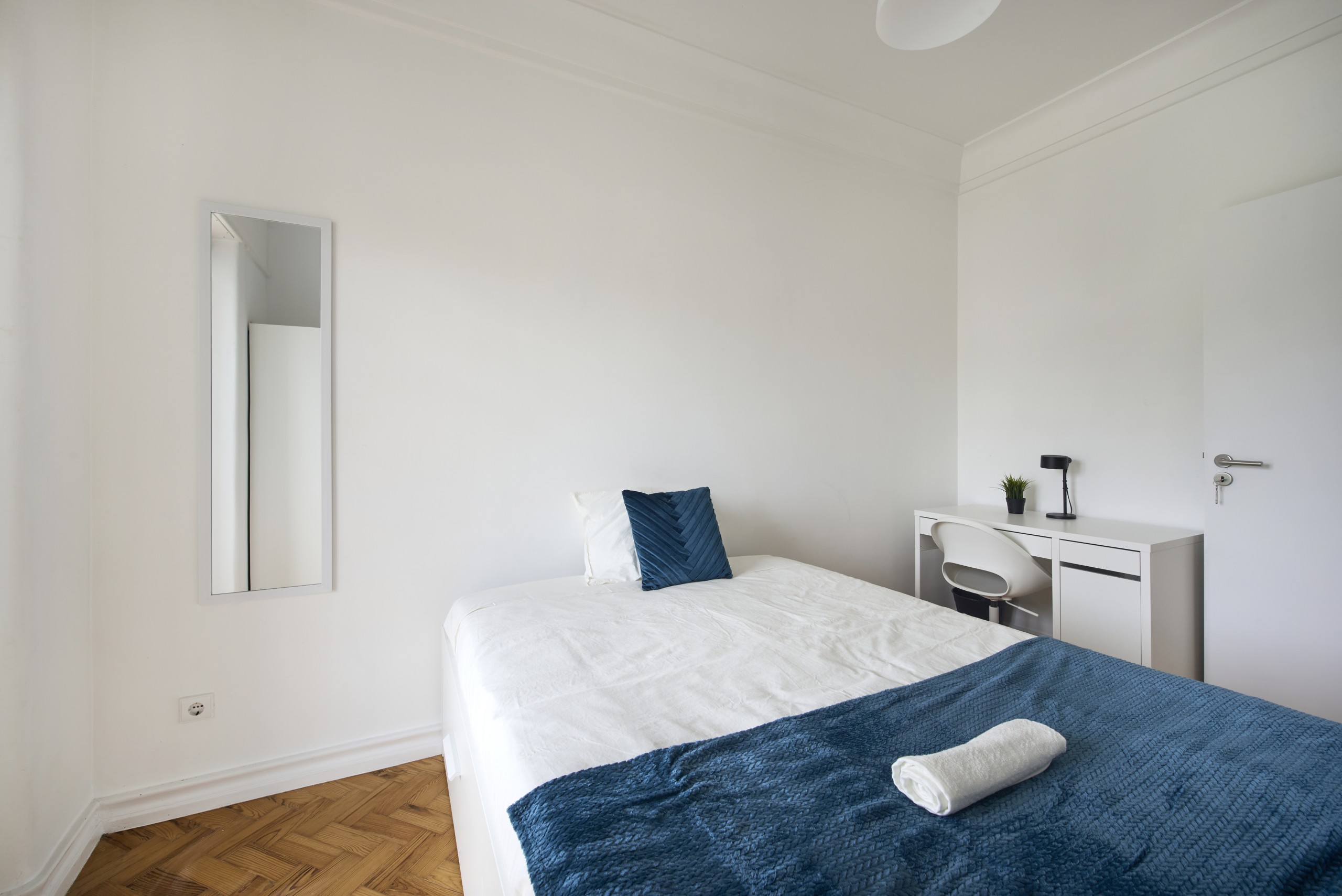 Furnished Room 1 with Desk & Wardrobe em Bairro de São Miguel, lisboa – foto 4 de 24