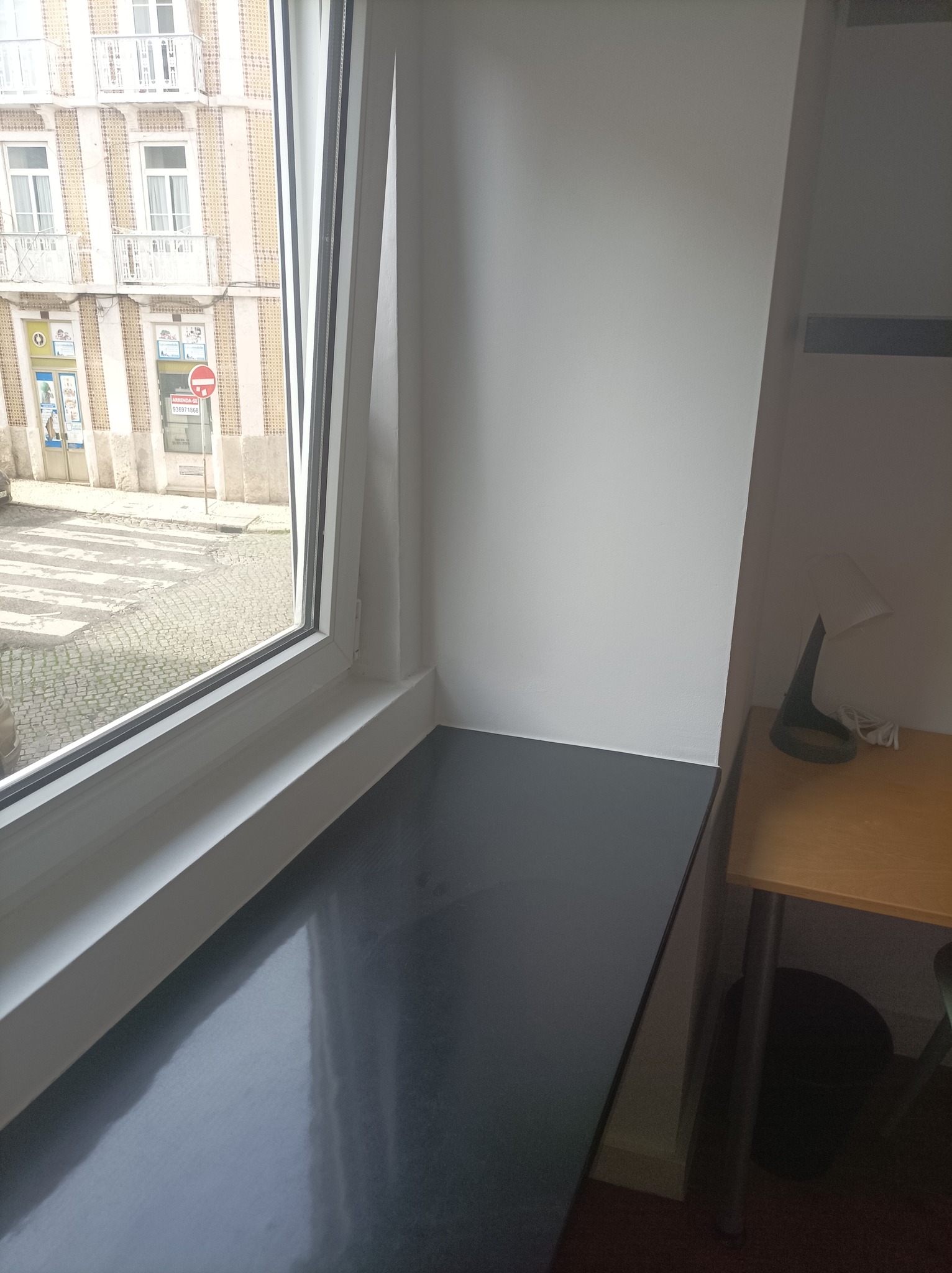 Bright Riverside Double Room 2 with Desk & Terrace Access in lisboa – photo 1 of 5